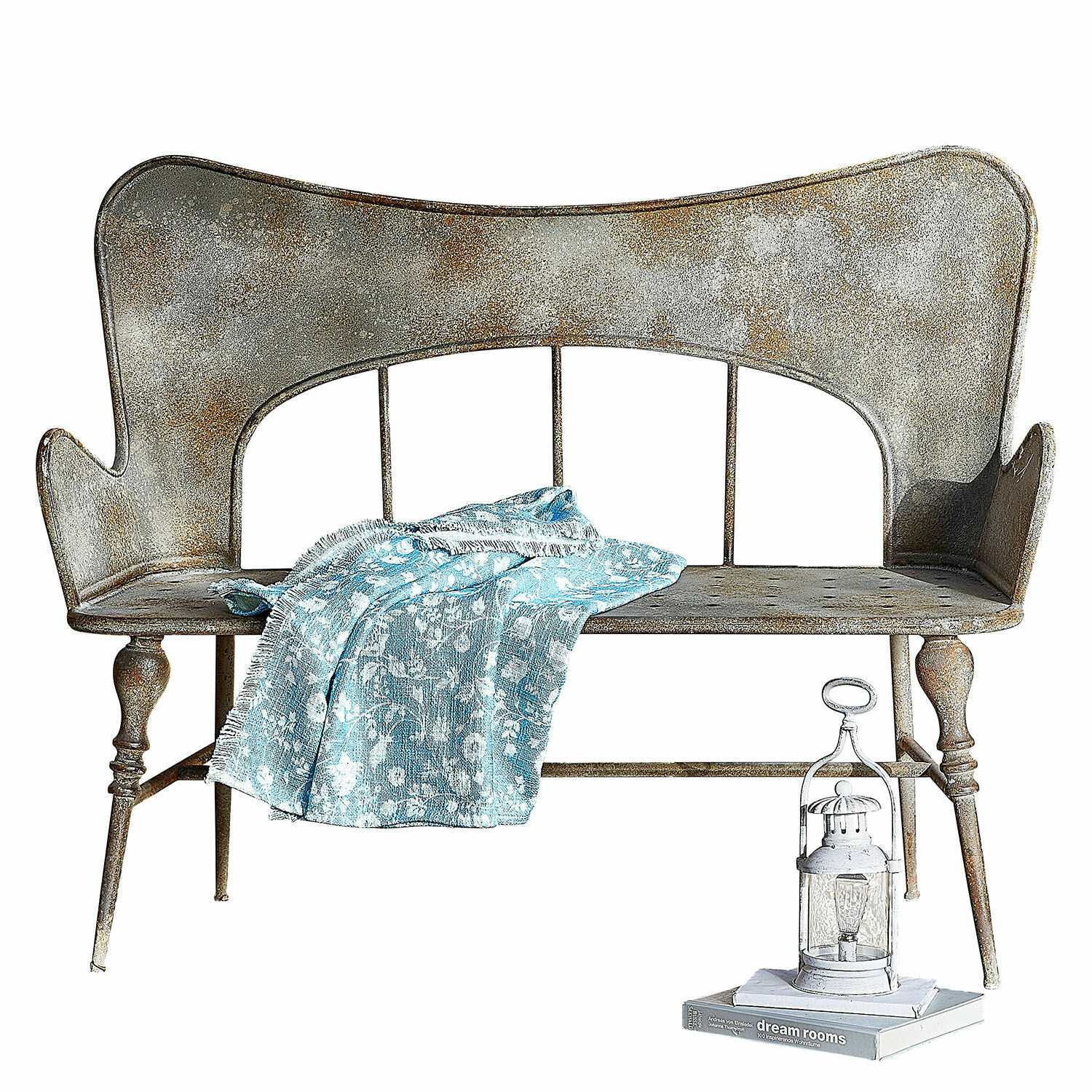 Banc Horivel Banc en métal style vintage avec couverture bleue à motifs et lanterne blanche posée sur un livre