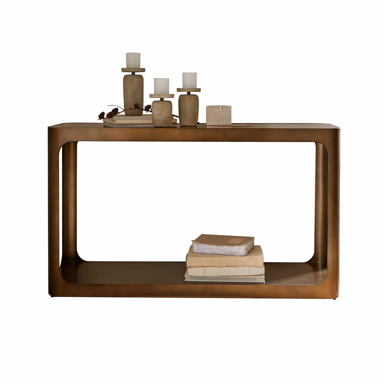 Console Bexington Table basse en métal brun aux bords arrondis, décorée de bougeoirs et livres, design moderne et épuré