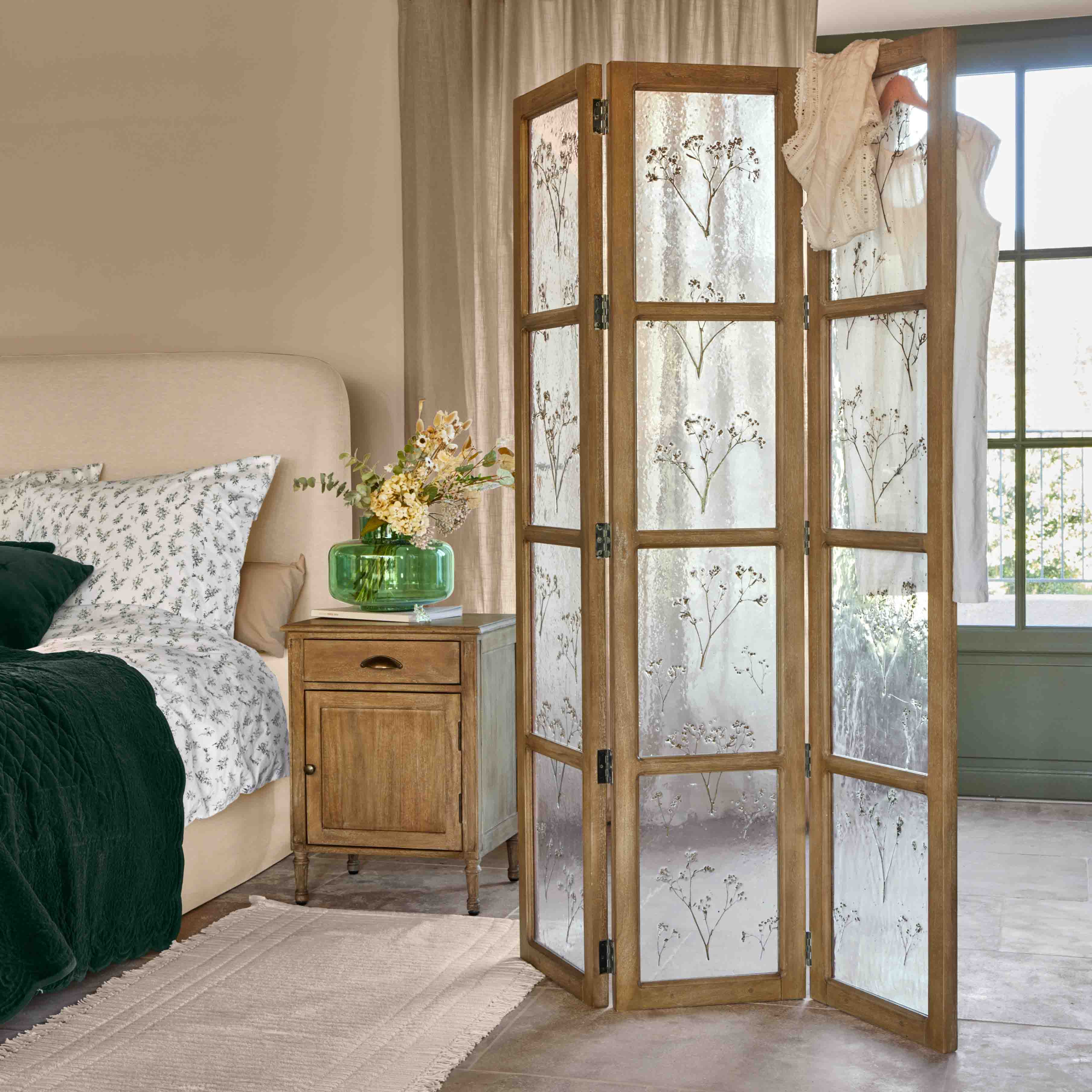 Paravent en bois avec panneaux en verre dépoli ornés de fleurs séchées, décoration intérieure naturelle