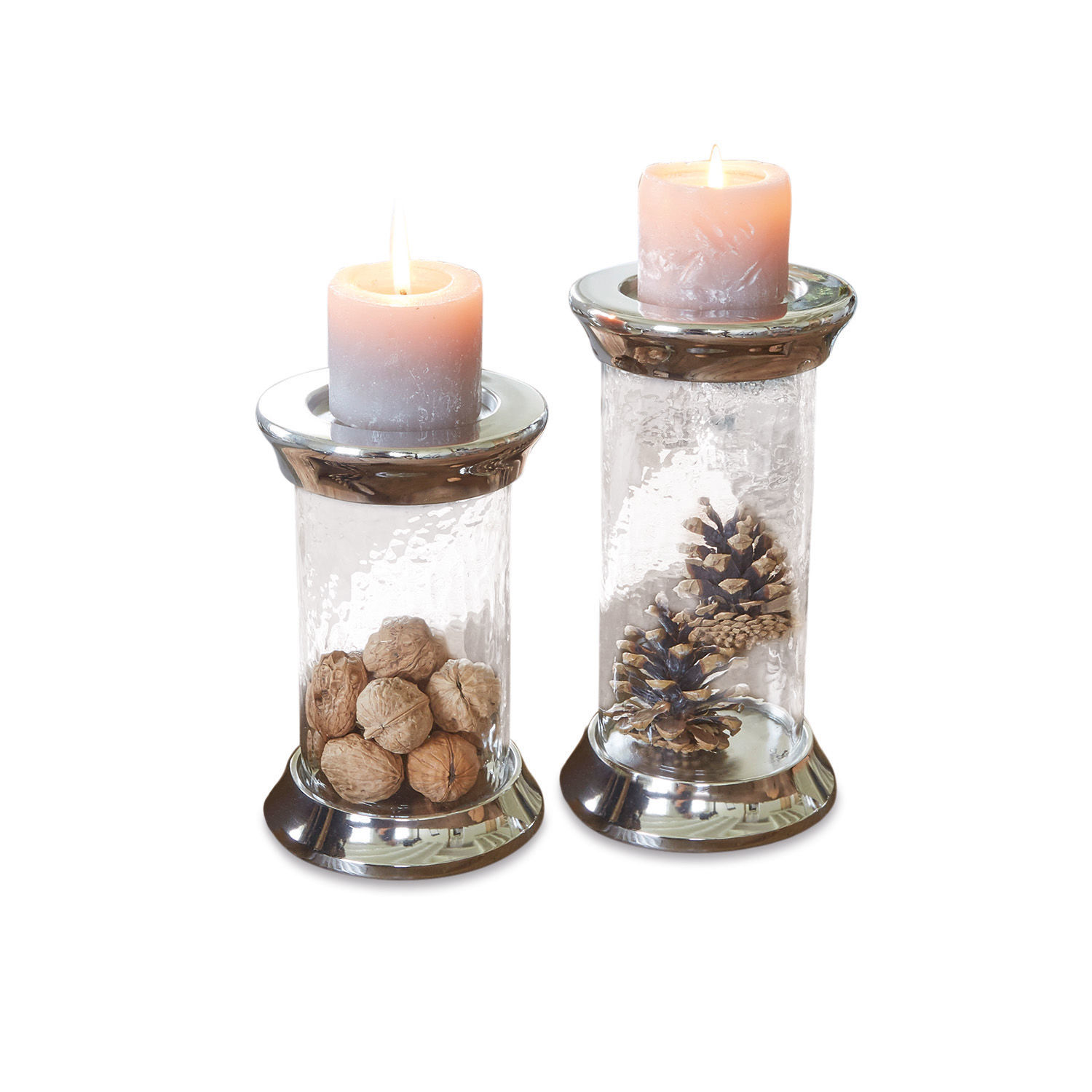 Lot de 2 bougeoirs Hillfors Bougeoirs en verre avec bordures métalliques, remplis de noix et pommes de pin, bougies roses allumées