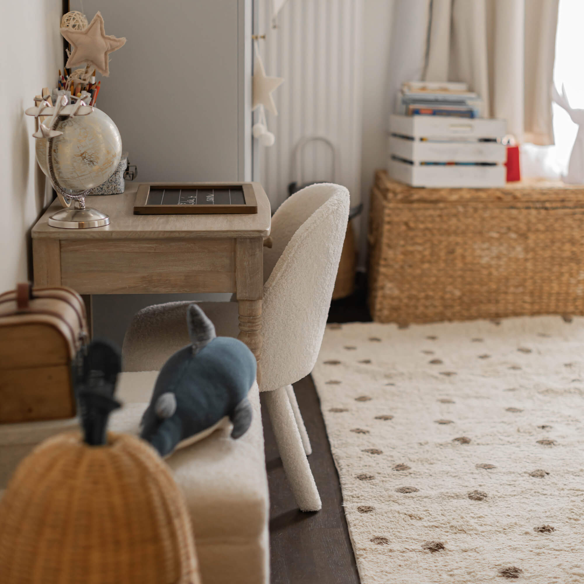 Chambre chaleureuse avec tapis clair à pois, bureau en bois et chaise douce pour un coin lecture confortable