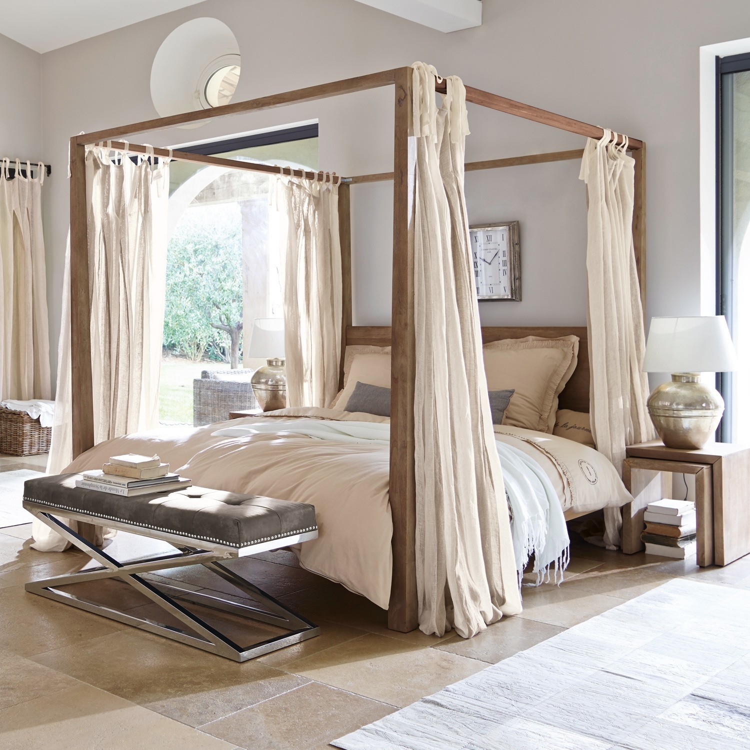 Lit Milo Chambre avec lit à baldaquin en bois clair et rideaux crème, banc moderne avec assise grise