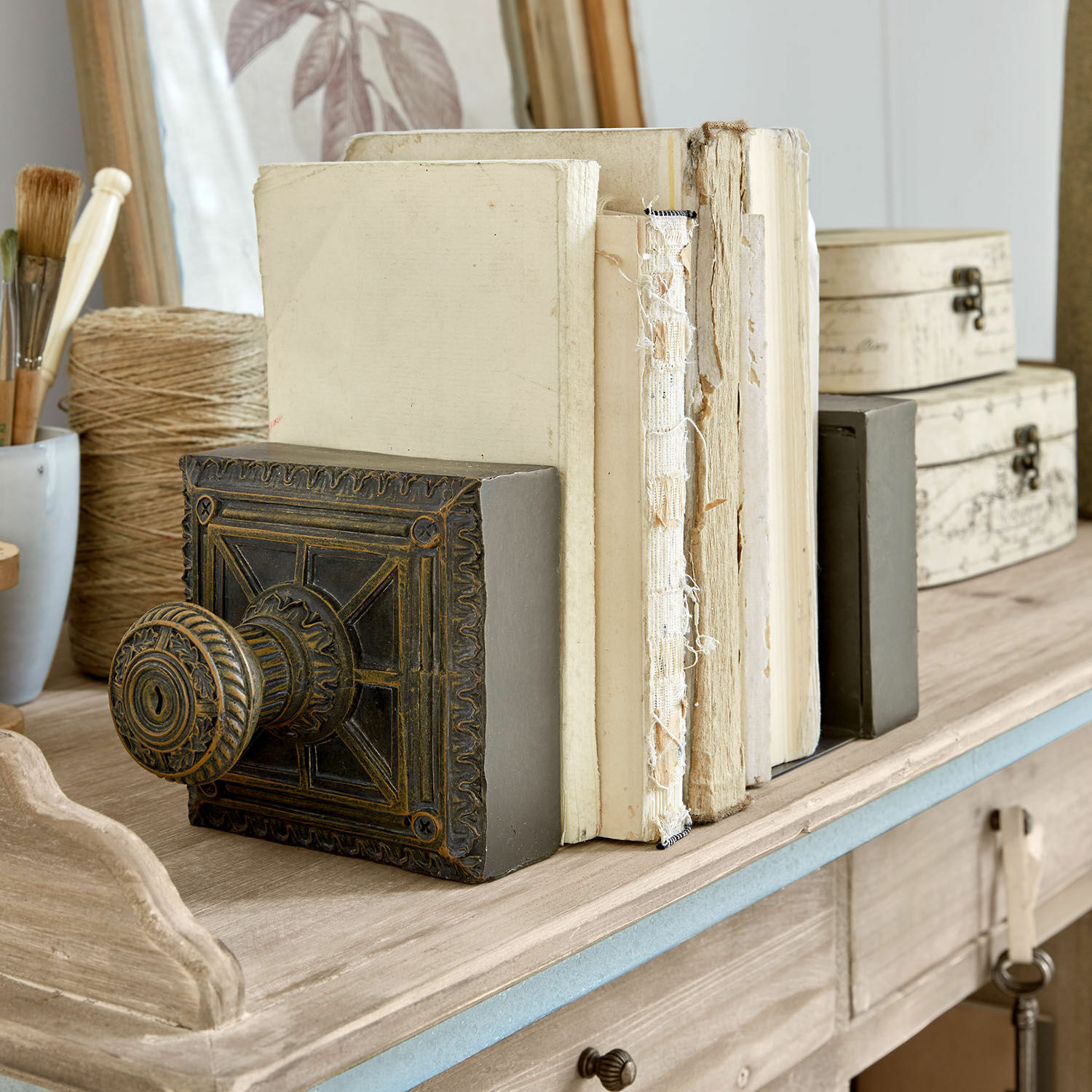 Lot de 2 serre-livres Zandrelle Serre-livres en métal brun foncé orné sur une table en bois avec des livres anciens