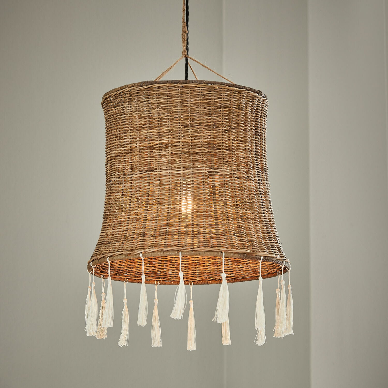 Abat-jour Éverill Suspension en rotin naturel avec pampilles blanches, lampe décorative pour intérieur chaleureux