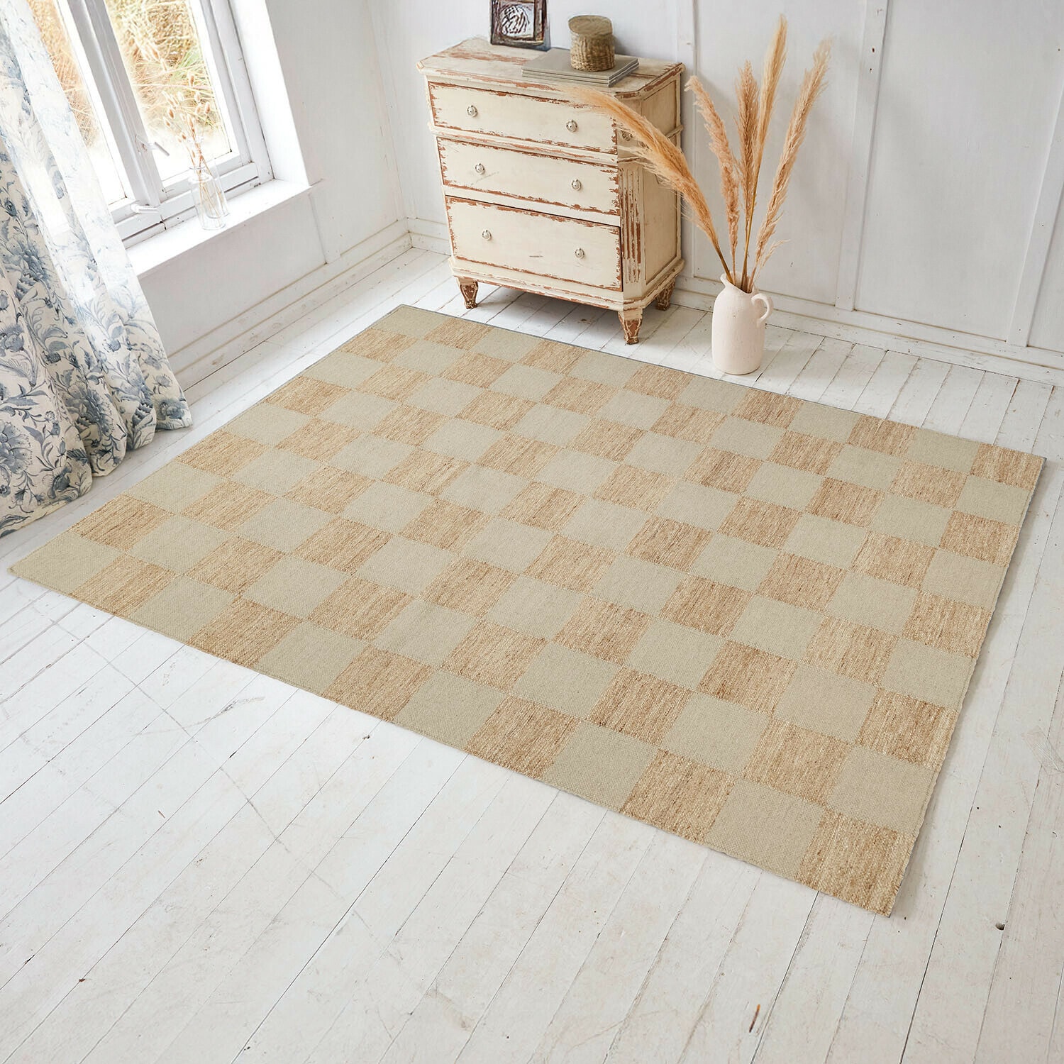 Tapis Nexari Tapis à carreaux beige et naturel sur un sol en bois clair dans une pièce lumineuse au style rustique