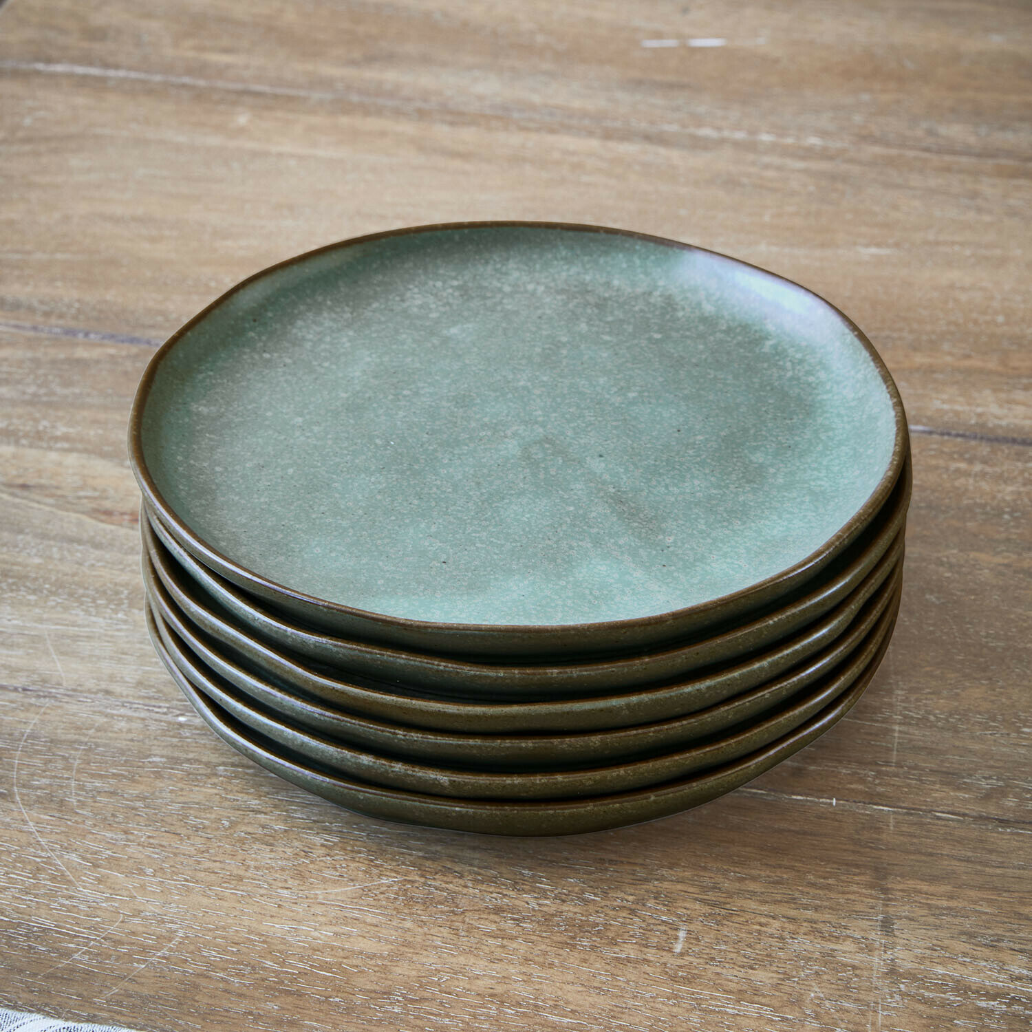 Lot de 6 assiettes à dessert Biarré Ensemble d'assiettes en céramique verte posées sur une table en bois pour usage quotidien