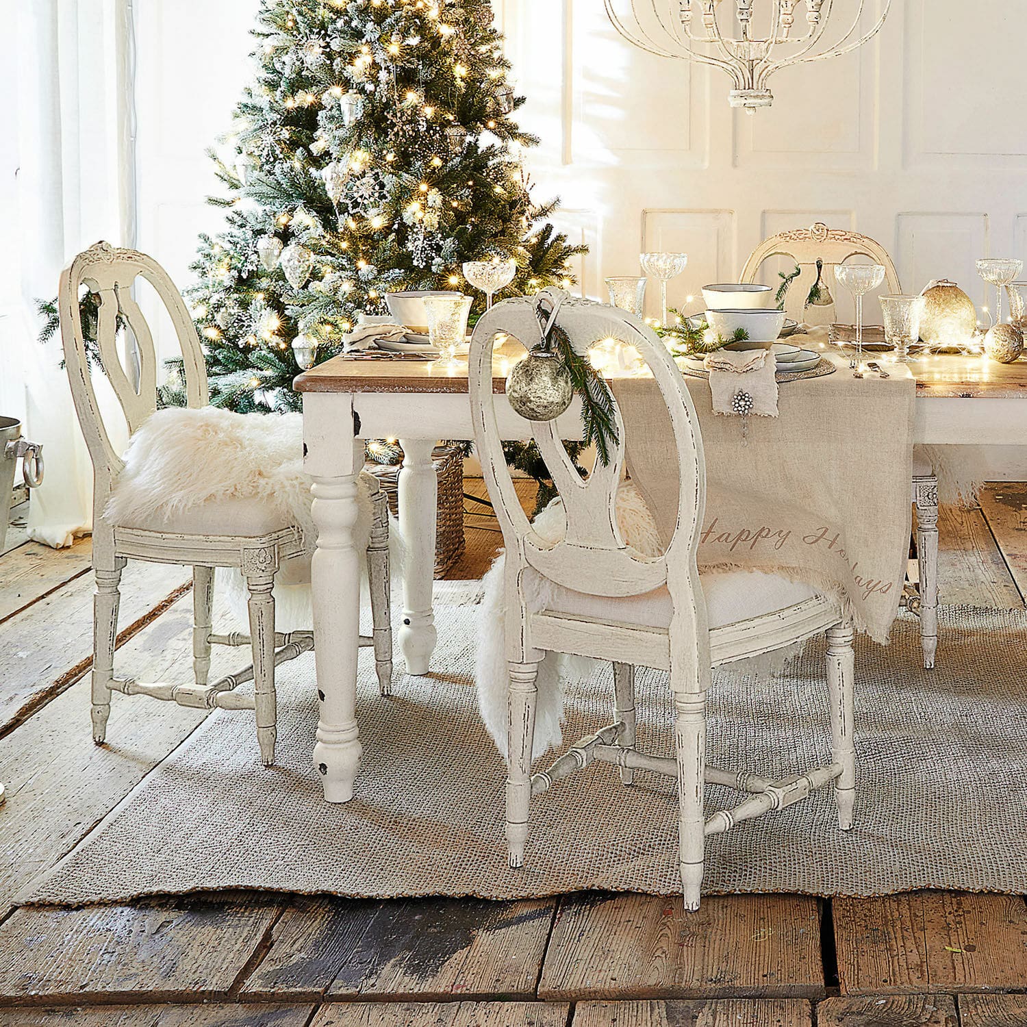 Chaise San Gavino Salle à manger avec table et chaises en bois blanc vintage décorées pour Noël