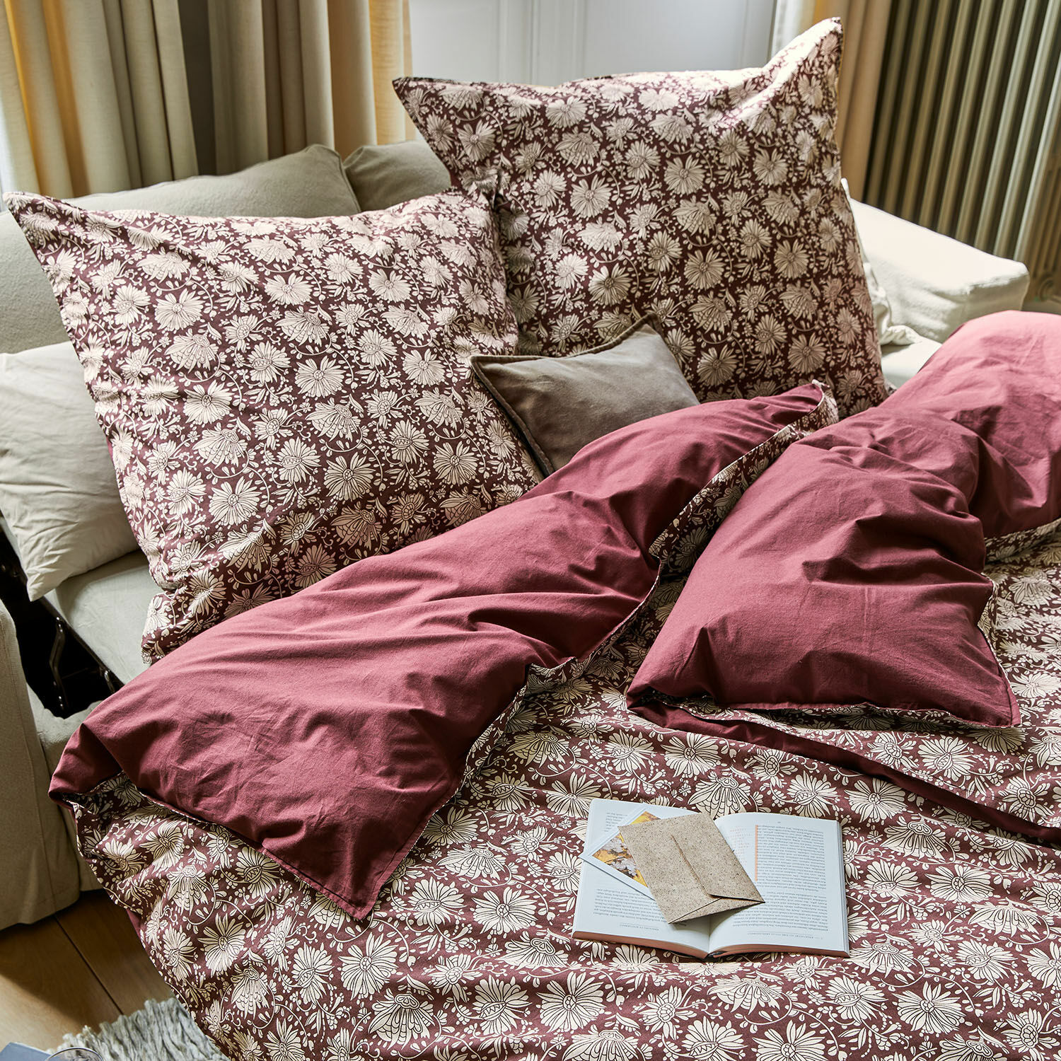 Parure de lit Jouvenay Parure de lit en coton avec motif floral bordeaux et crème, taies d'oreiller et housse de couette bordeaux