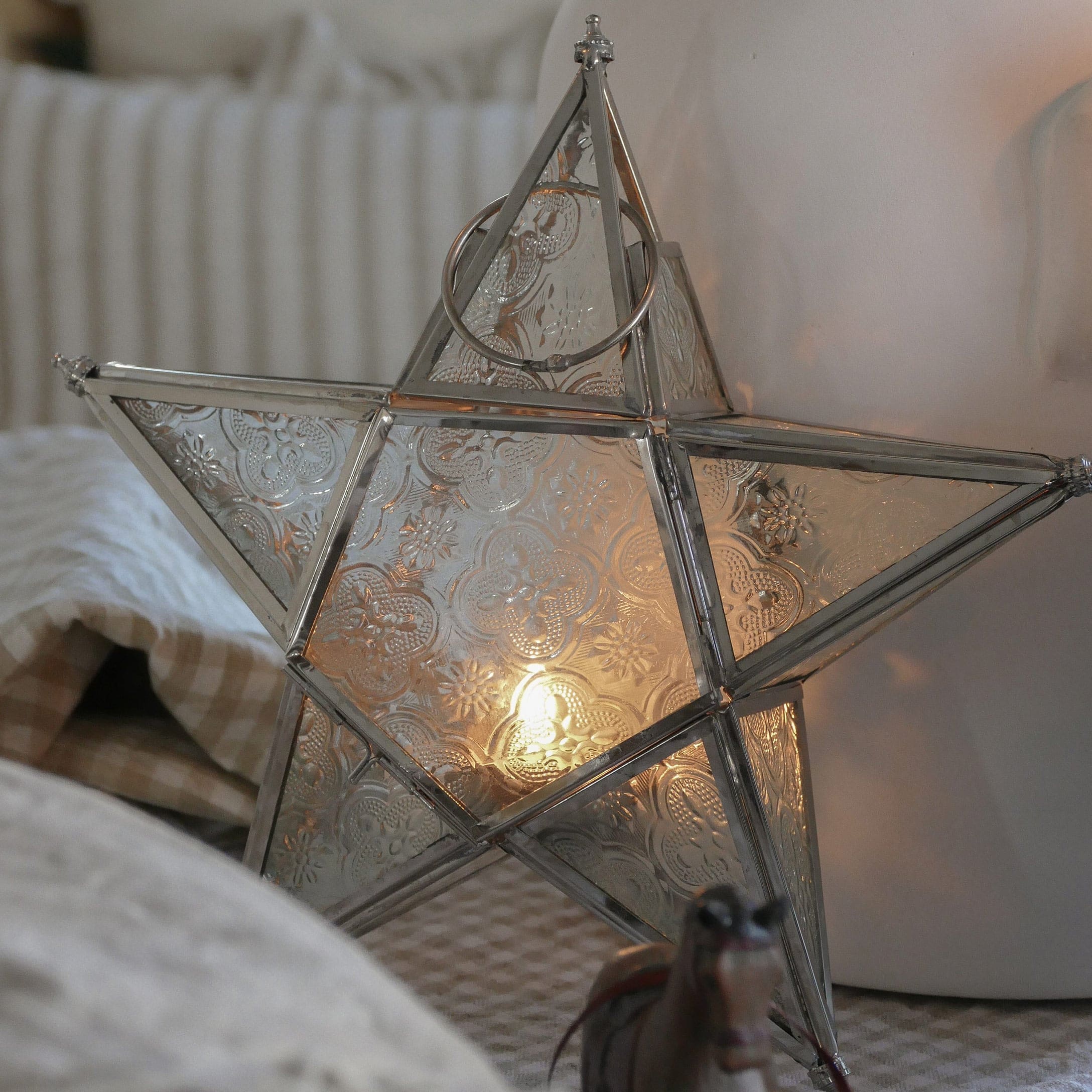 Lanterne étoile en métal avec motifs gravés et lumière chaude, décoration intérieure festive