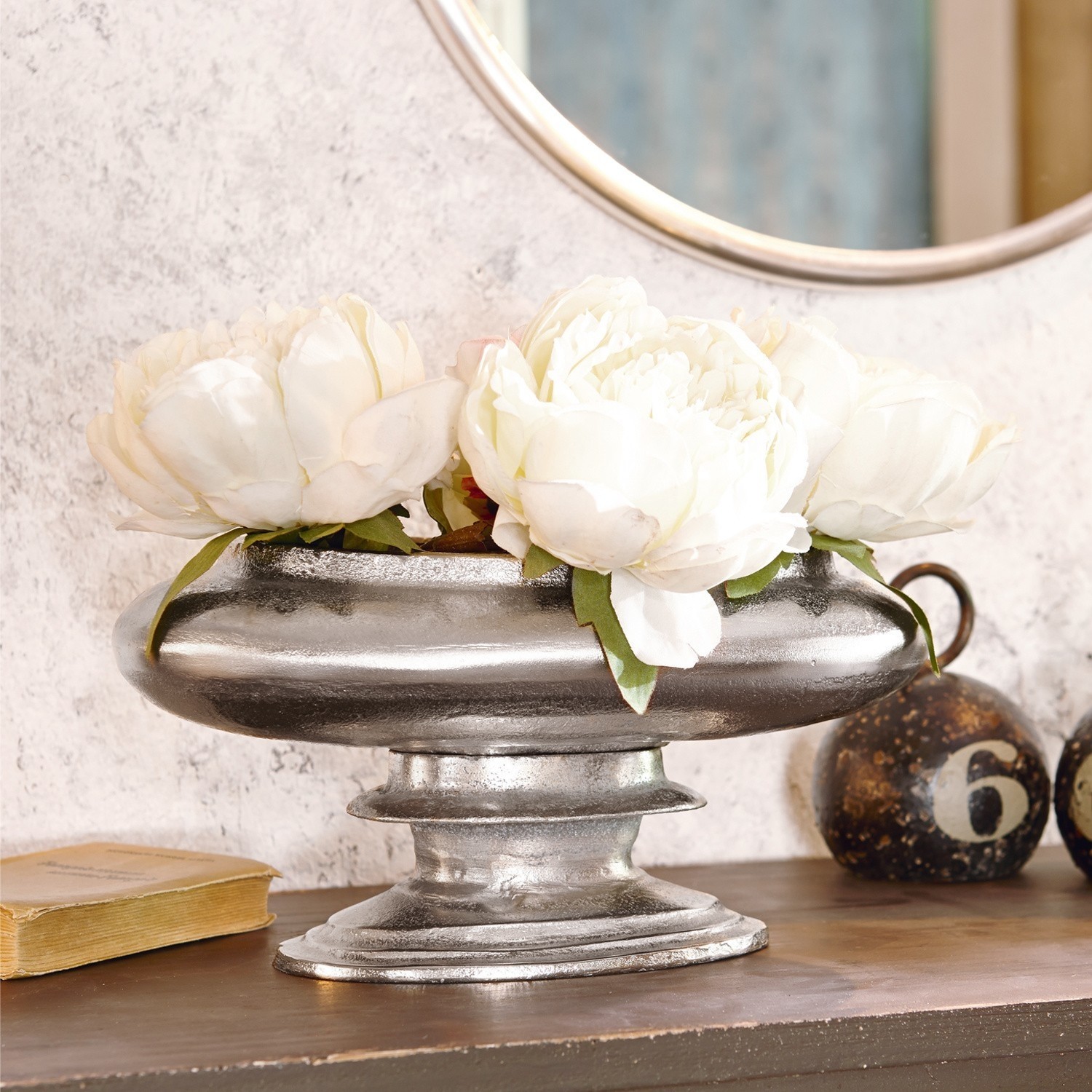 Vase Loyère Coupe décorative en métal argenté avec fleurs blanches sur table en bois, style vintage