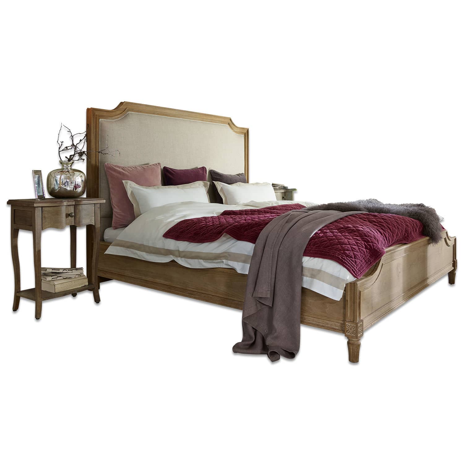 Lit Catham Lit en bois avec tête de lit rembourrée beige, couverture matelassée bordeaux et coussins assortis