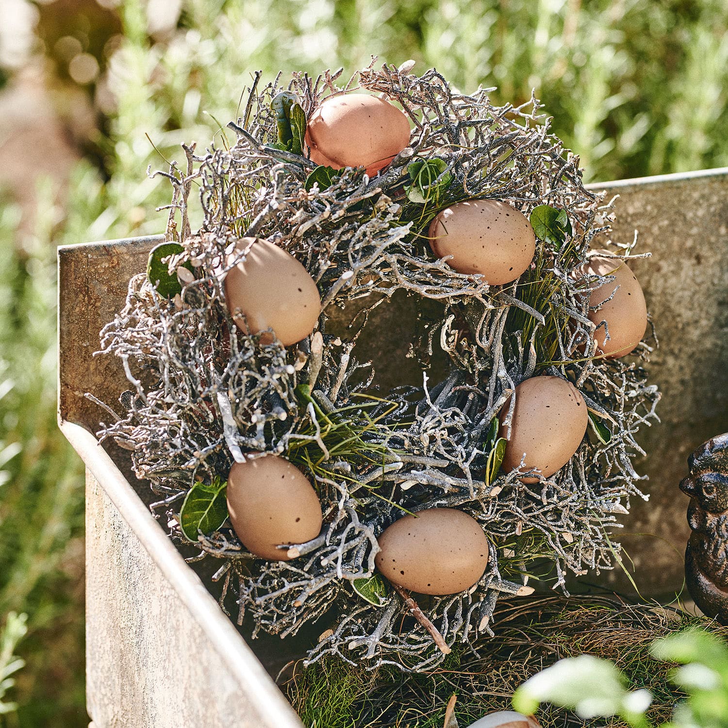 Couronne d'œufs Contreur Couronne décorative en branches avec œufs bruns, motif naturel de Pâques pour maison et jardin