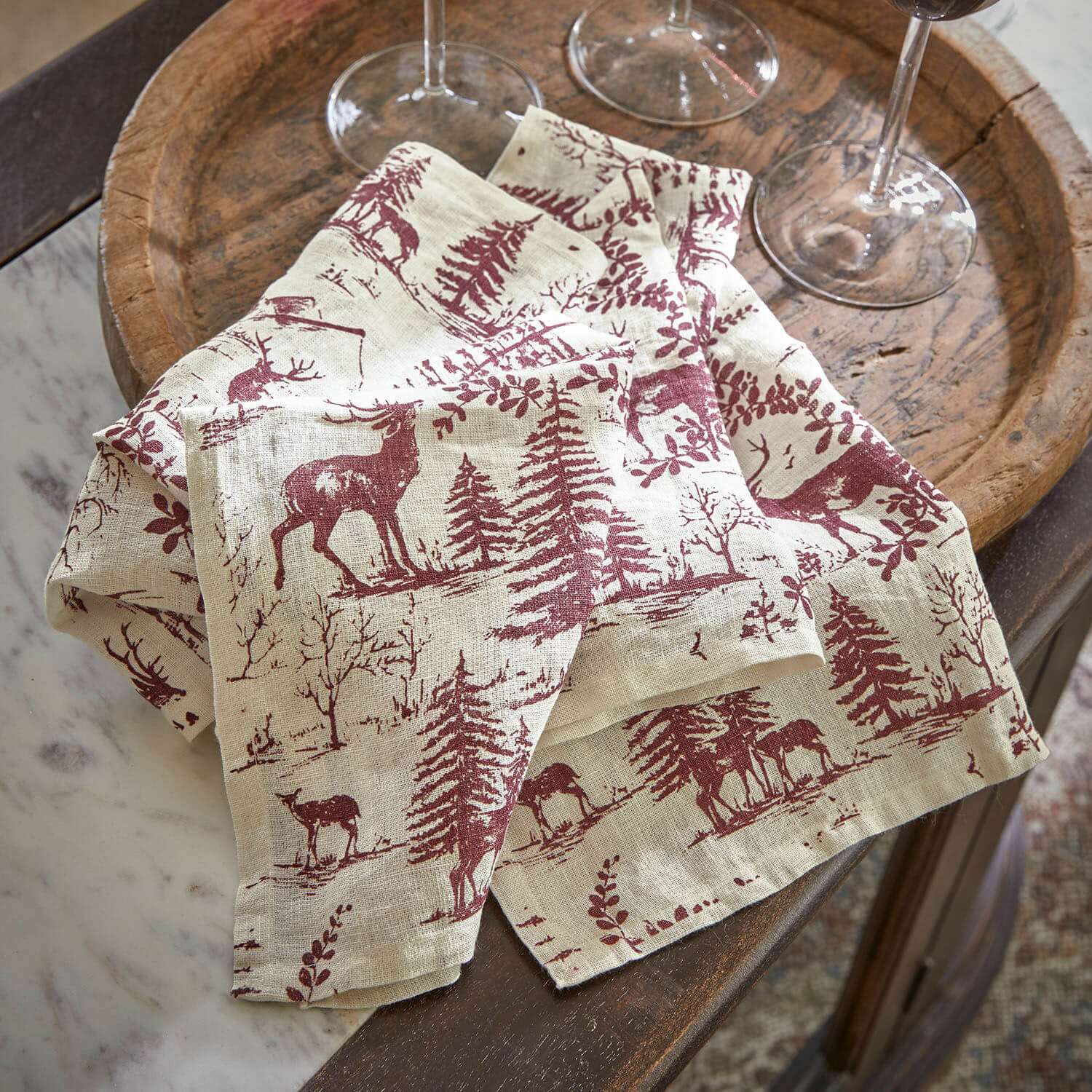 Lot de 4 serviettes de table Sundraen Nappe en lin beige avec motifs bordeaux de cerfs et sapins, décoration de table rustique élégante
