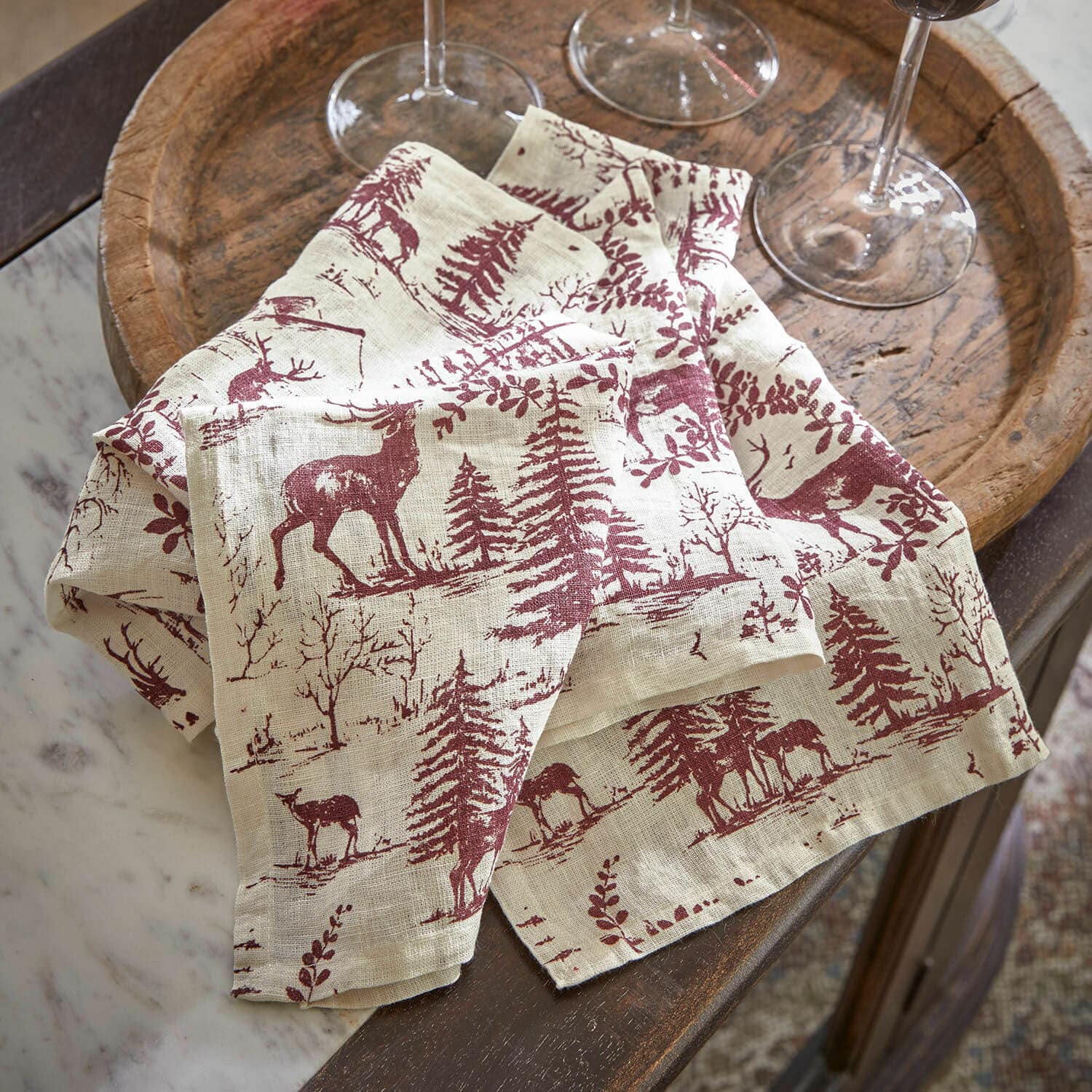 Lot de 4 serviettes de table Sundraen Nappe en lin beige avec motifs bordeaux de cerfs et sapins, décoration de table rustique élégante