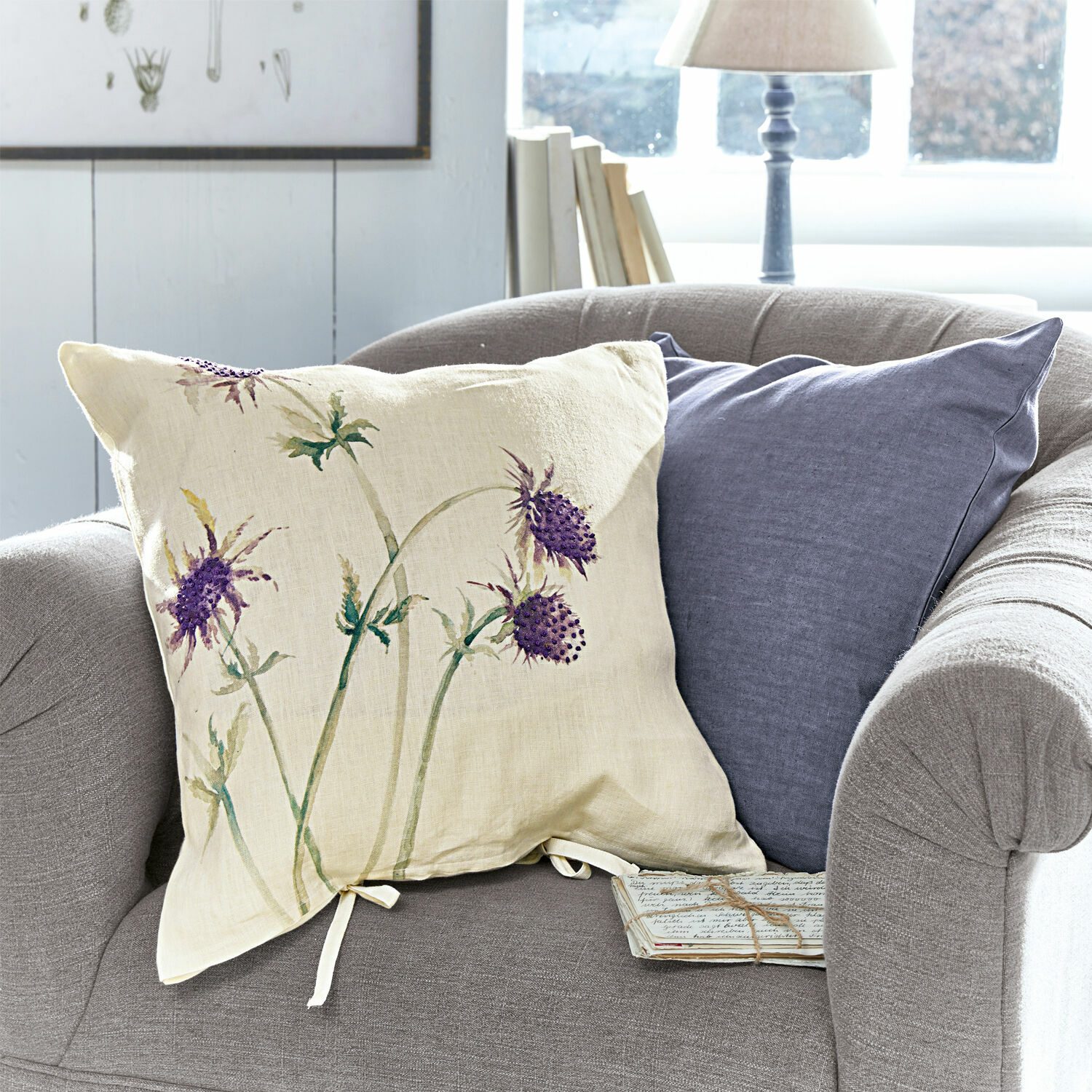 Lot de 2 housses de coussins Épine Coussin beige en lin avec motif floral violet sur canapé gris, décoration intérieure cosy