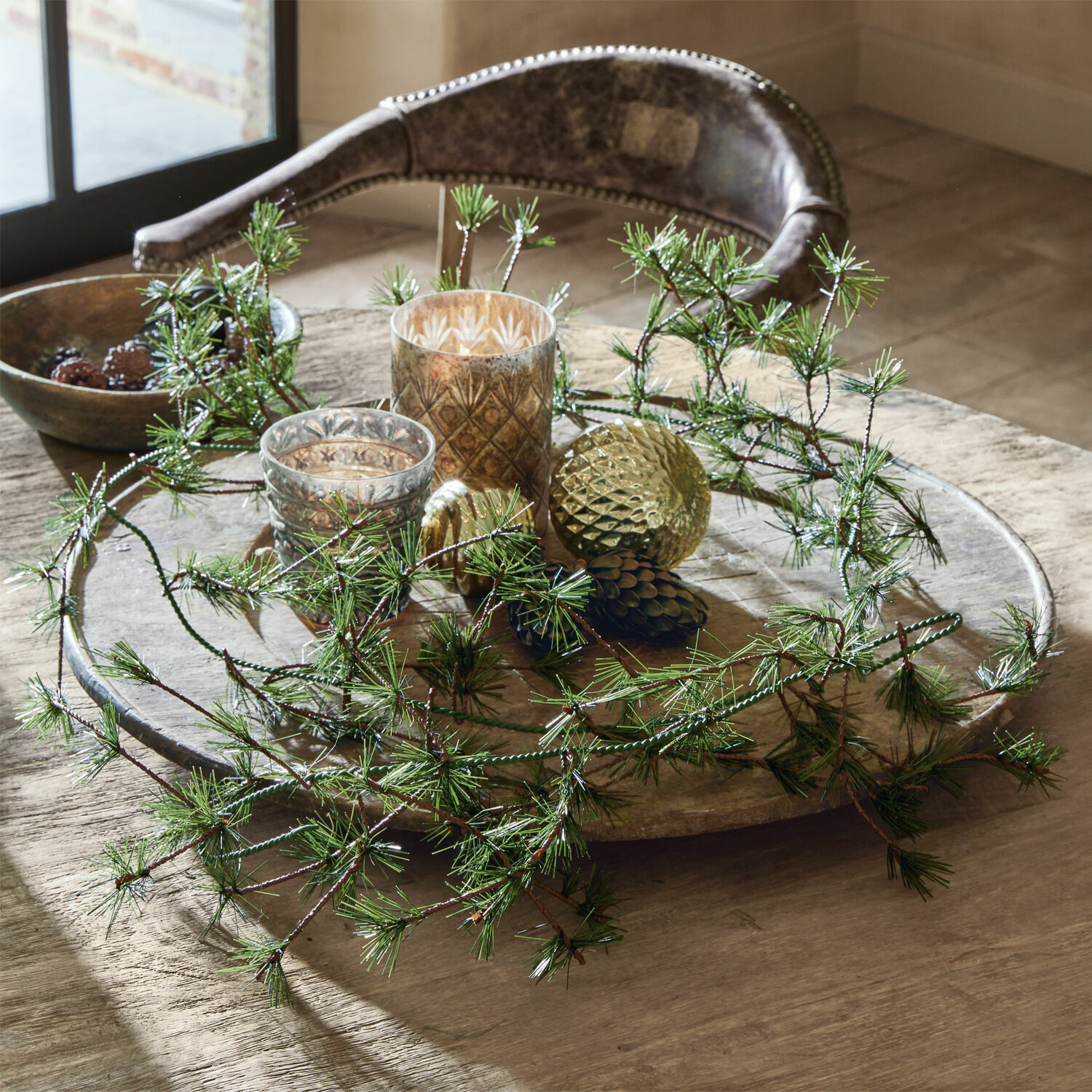 Lot de 2 guirlandes Bohicon Guirlande verte décorative avec branches sur un plateau en bois avec décorations sur la table