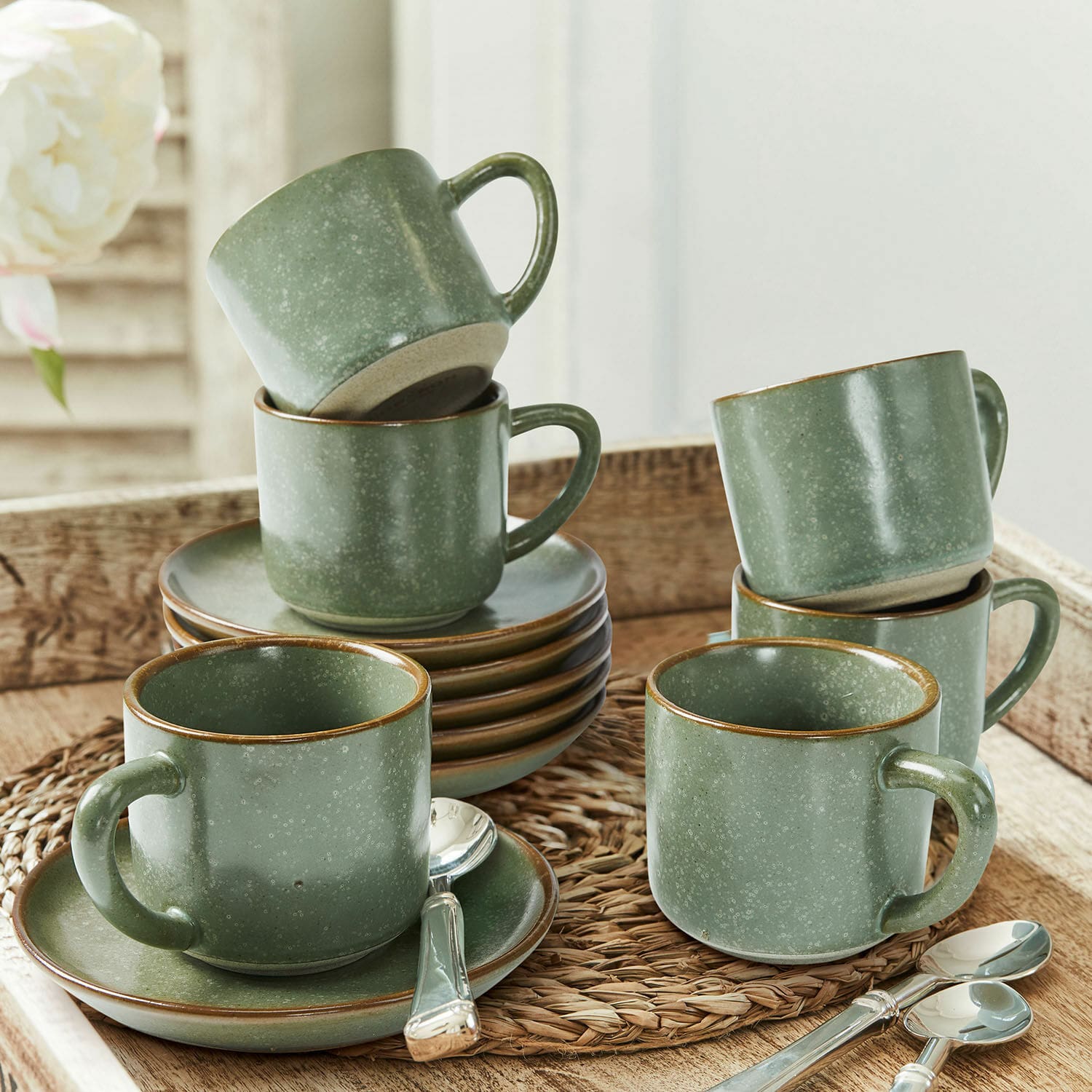 Lot de 6 tasses et soucoupes Biarré Ensemble de tasses et soucoupes en céramique verte avec cuillères sur un plateau en bois pour café