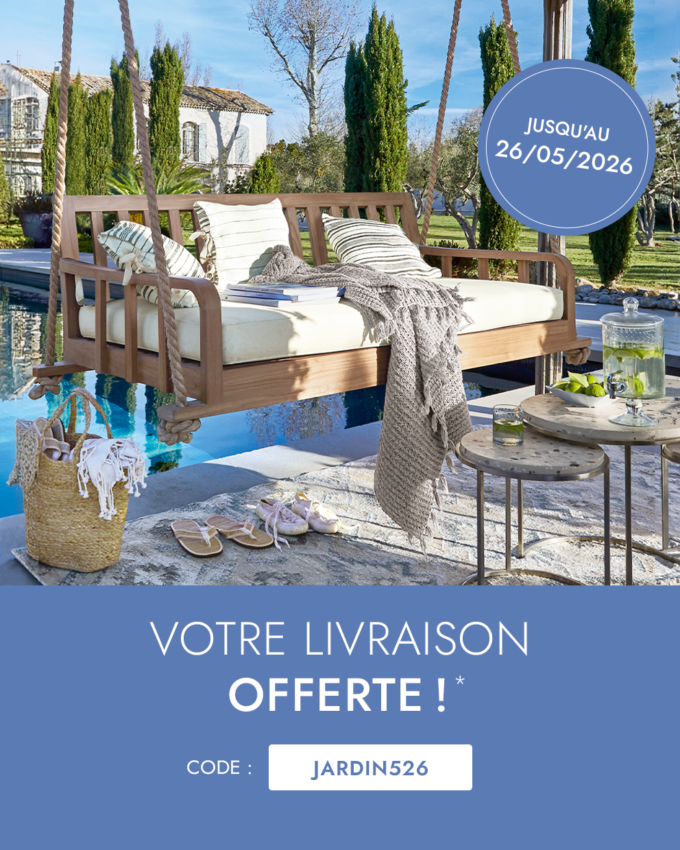 Balançoire de jardin en bois de teck avec coussin crème et coussins décoratifs au bord de la piscine
