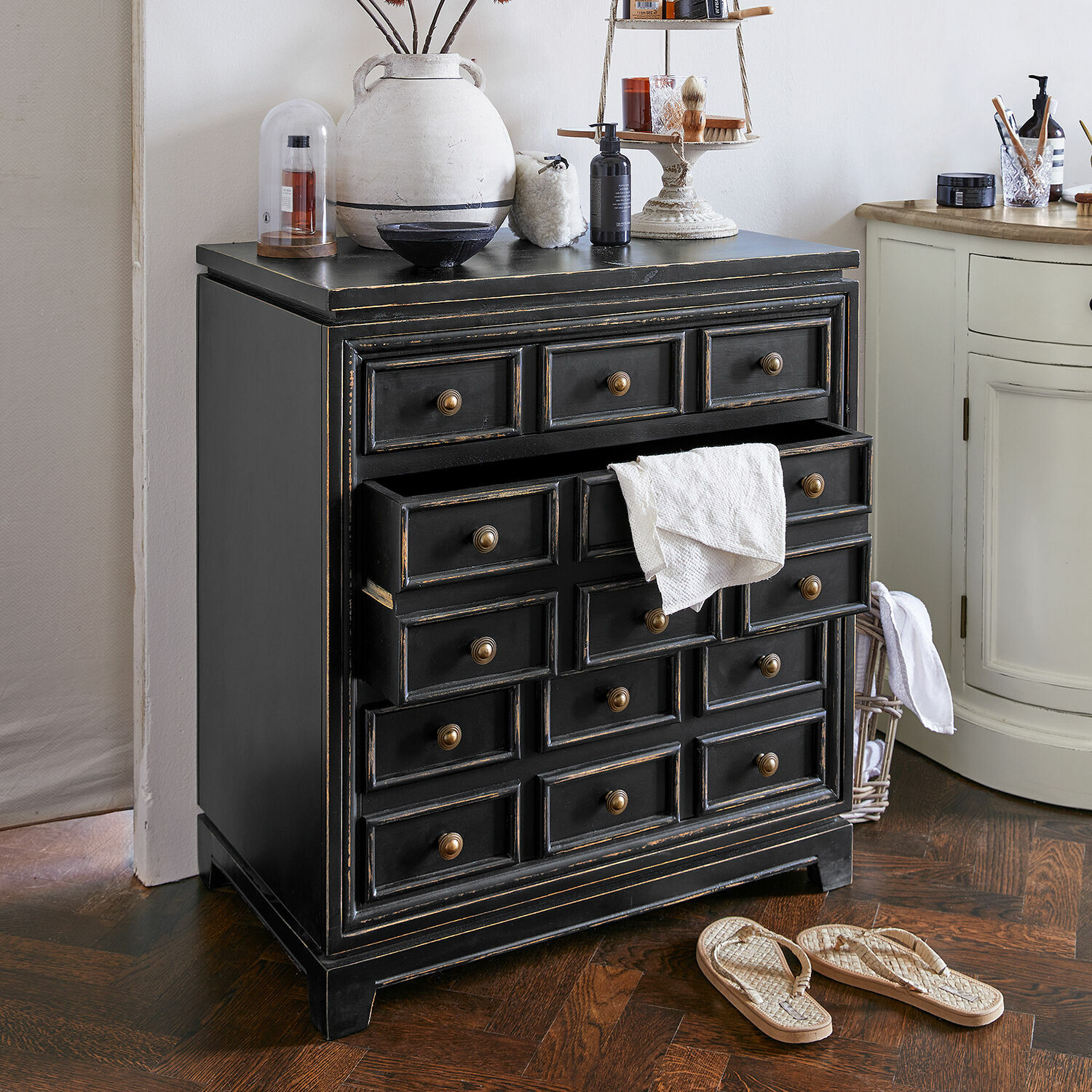 Commode Néryville Commode noire en bois avec plusieurs tiroirs et poignées en laiton style vintage