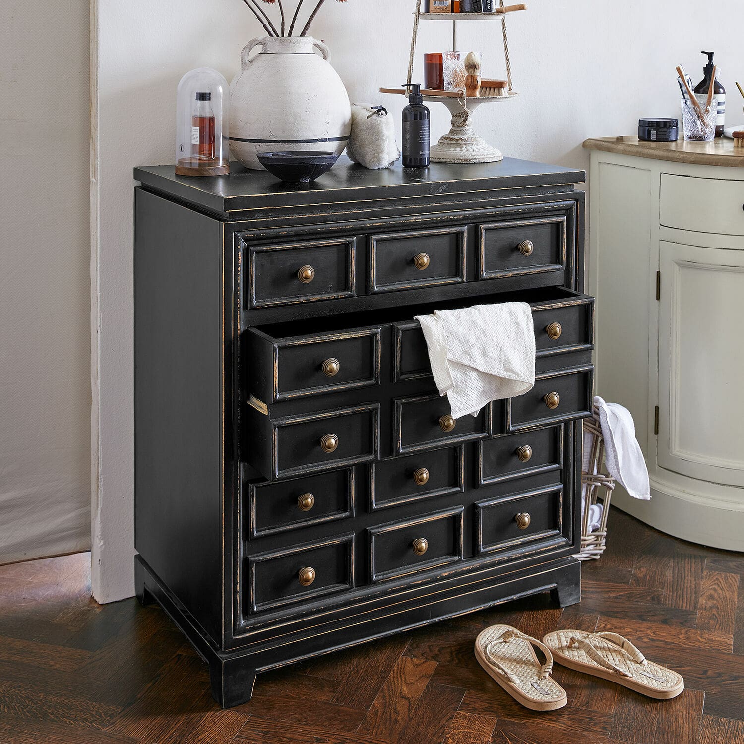 Commode Néryville Commode noire en bois avec plusieurs tiroirs et poignées en laiton style vintage
