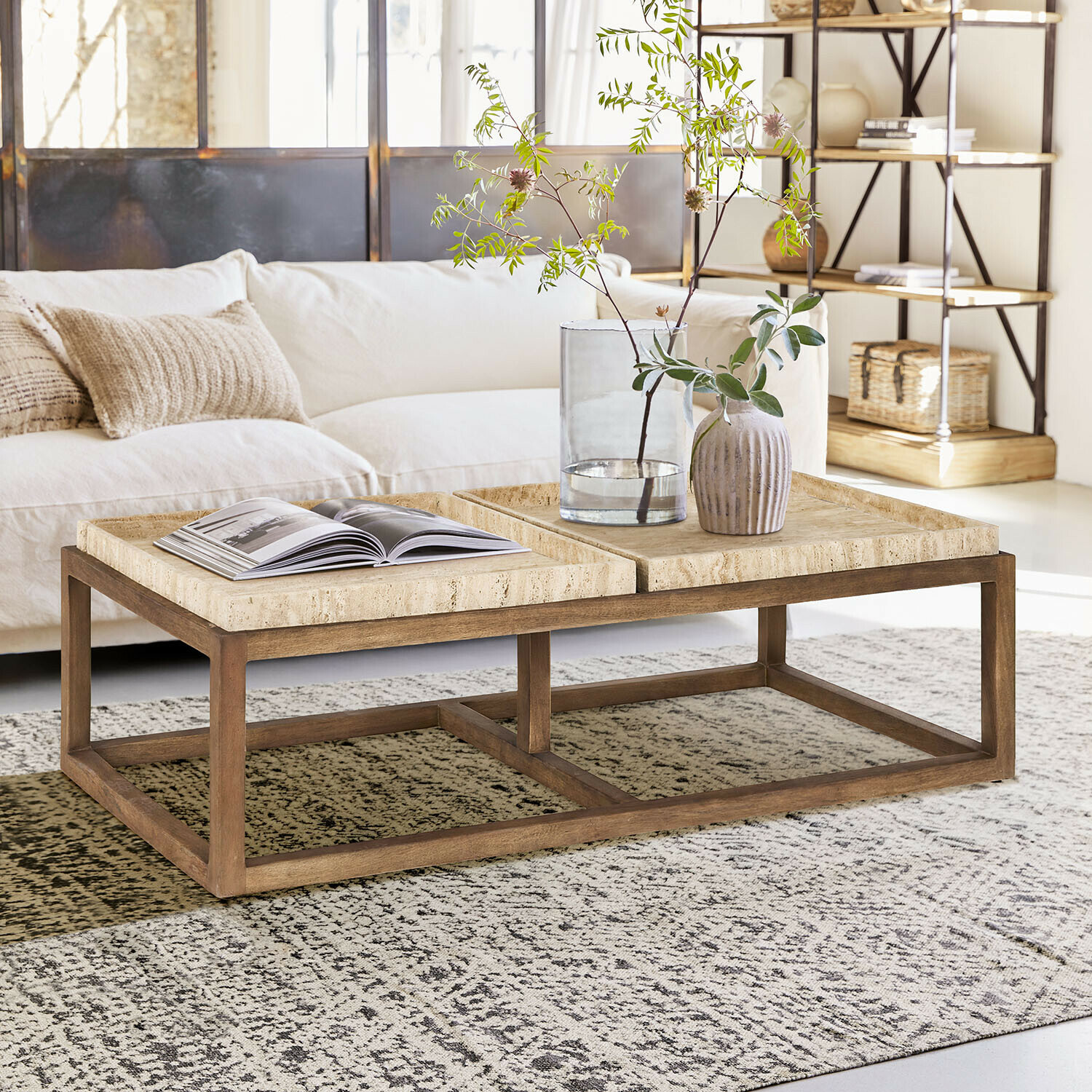 Table basse Edwyn Table basse en bois clair avec plateau en pierre beige dans un salon lumineux et moderne