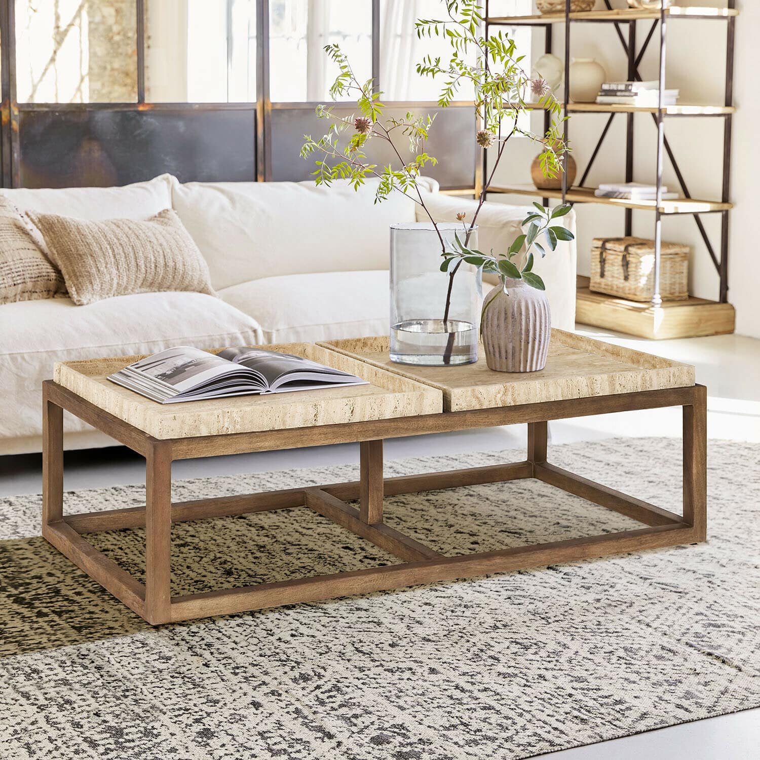 Table basse Edwyn Table basse en bois clair avec plateau en pierre beige dans un salon lumineux et moderne