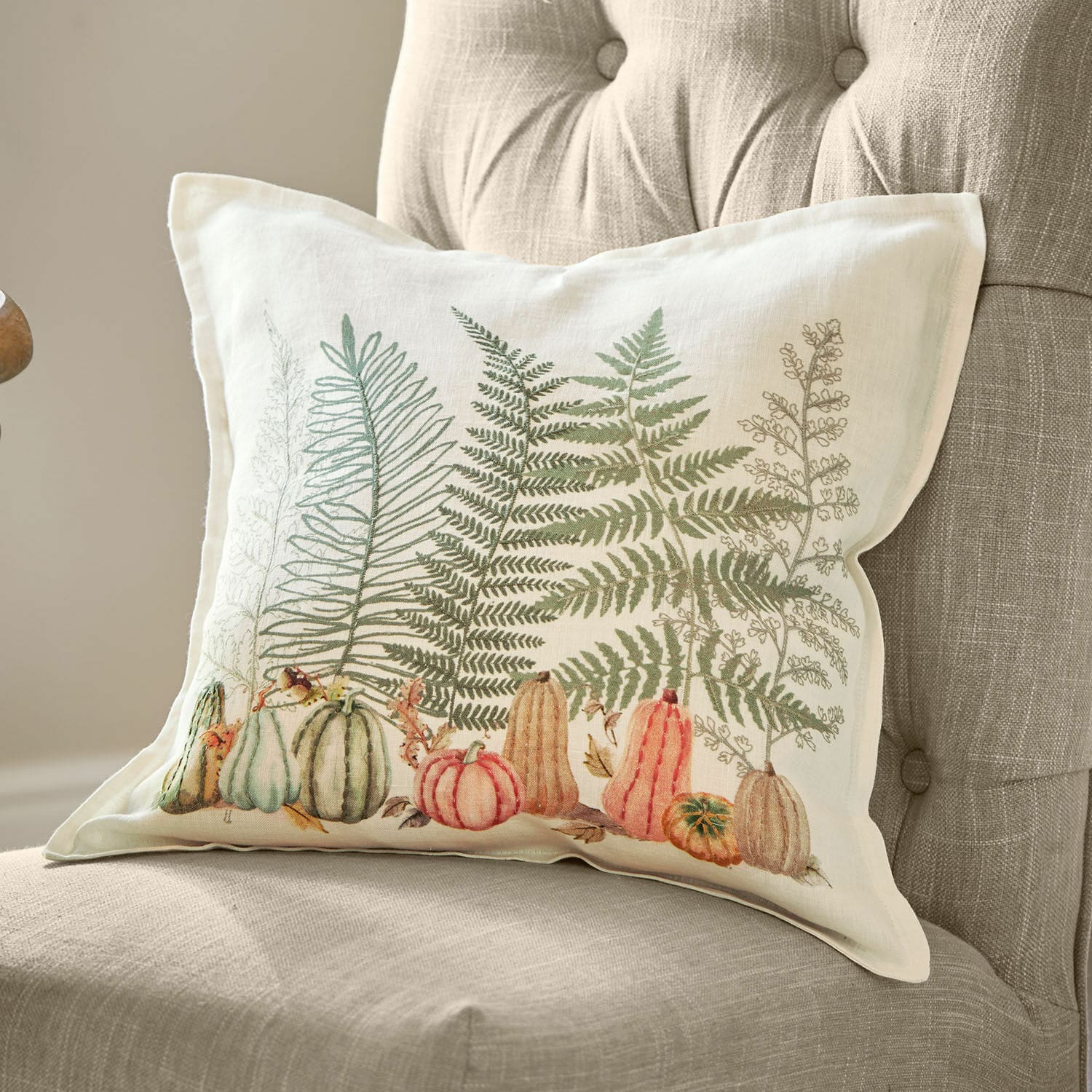 Housse de coussin Lorimare Coussin décoratif en coton crème avec imprimé de fougères vertes et citrouilles colorées