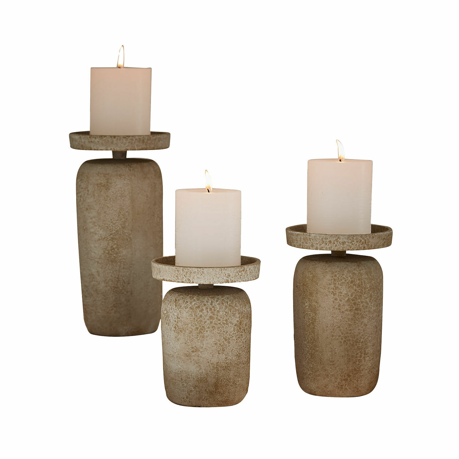 Lot de 3 bougeoirs Amsley Ensemble de trois bougeoirs en céramique beige avec bougies blanches, décoration intérieure, éclairage