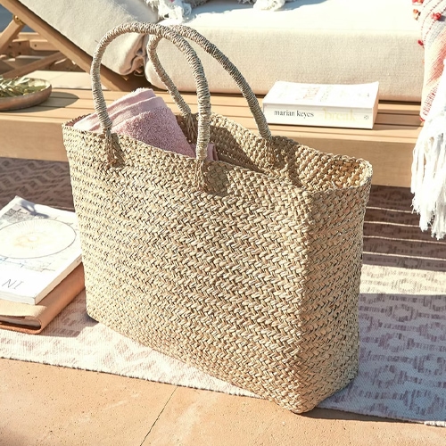 Grand panier tressé en herbe marine couleur naturelle, parfait pour la plage ou les courses.