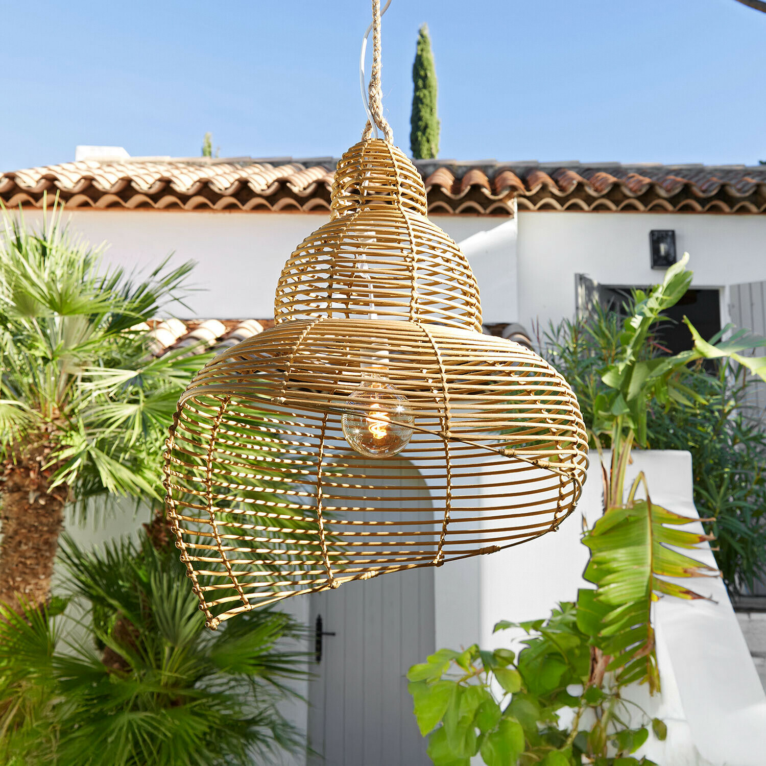 Abat-jour Zolaira Suspension en rotin naturel, parfaite pour décorer un jardin ou une terrasse extérieure