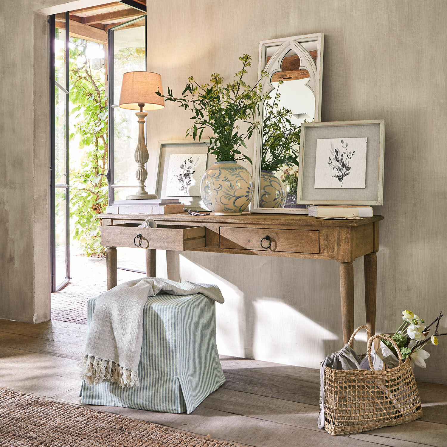 Console Jovrac Bureau en bois avec deux tiroirs, miroir décoratif et vase à fleurs dans un intérieur lumineux