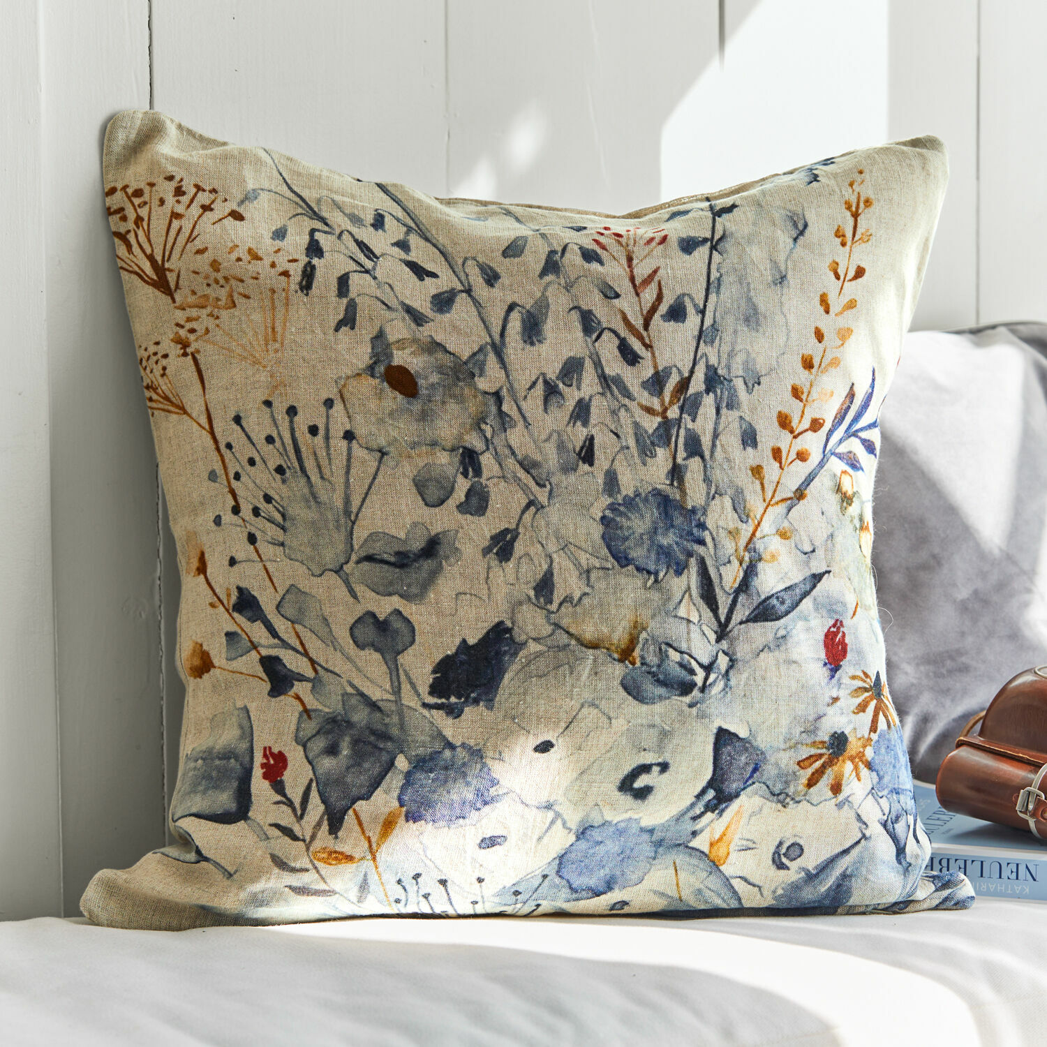 Housse de coussin Carroll Coussin décoratif en lin beige avec motif floral bleu et marron, idéal pour salon élégant