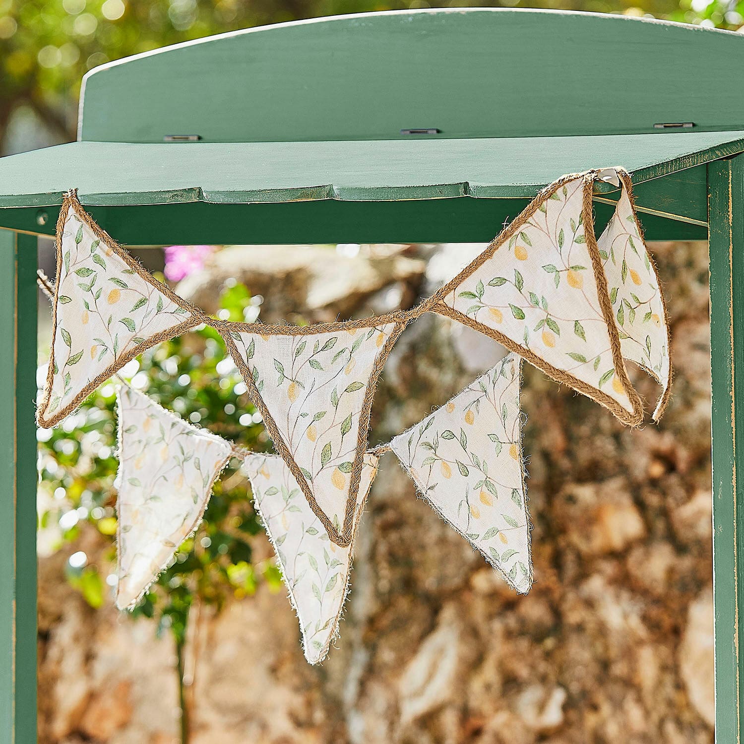 Guirlande de fanions Aelindria Guirlande de fanions triangulaires en coton crème avec motif citron sur fond vert