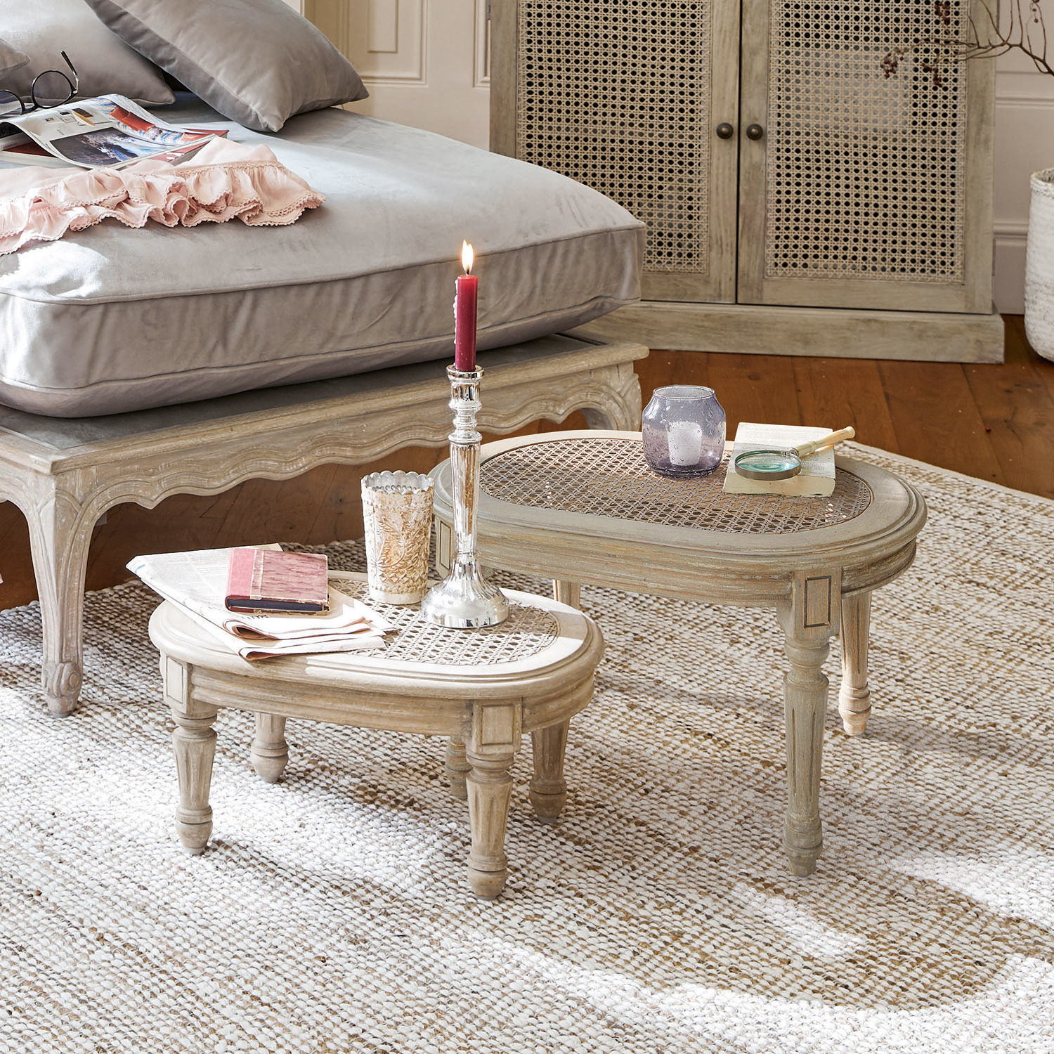 Lot de 2 tables d’appoint Dronne Deux tables basses beige en bois et rotin sur un tapis clair dans un salon chaleureux