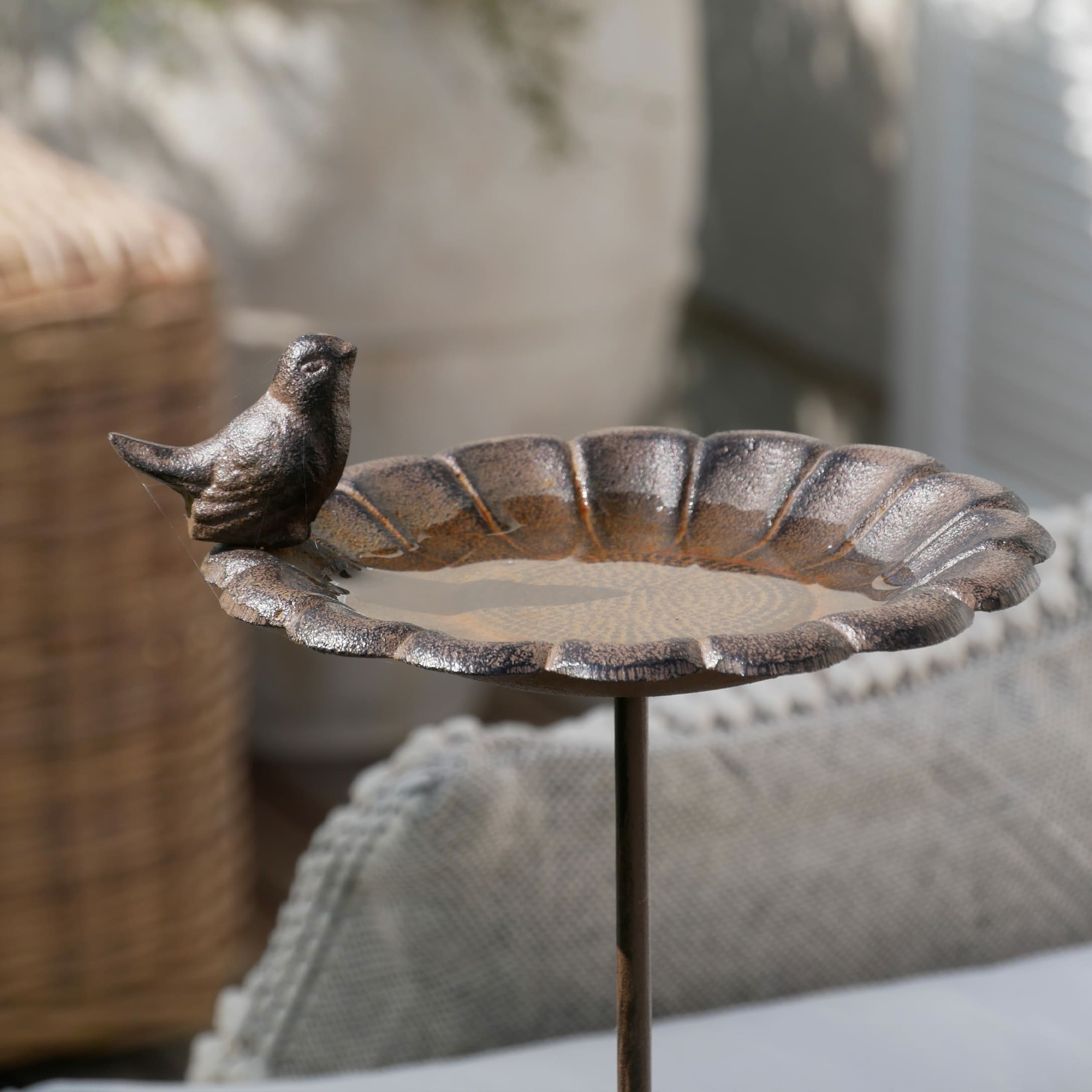 Abreuvoir en métal brun avec oiseau décoratif, parfait pour le jardin et les oiseaux