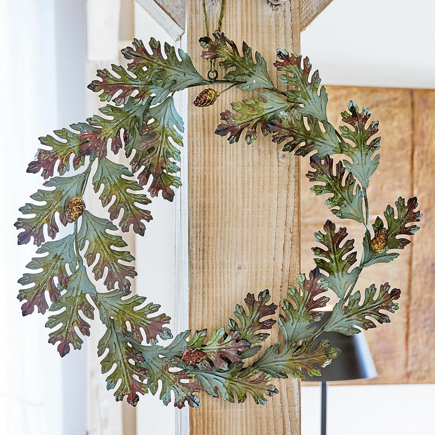 Couronne Camiri Couronne décorative en métal avec feuilles vertes et pommes de pin brunes pour décoration intérieure