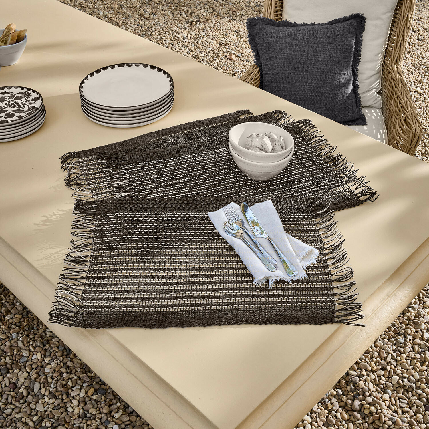 Lot de 4 sets de table Tarevo Sets de table tissés marron avec franges sur table beige avec vaisselle et couverts