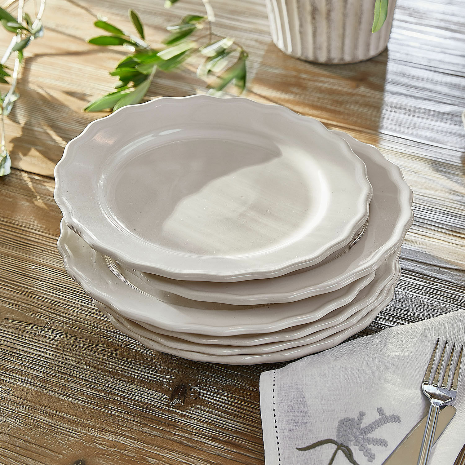 Lot de 6 assiettes Mallevesse Ensemble d'assiettes blanches en céramique avec bord ondulé sur table en bois avec serviette et couverts