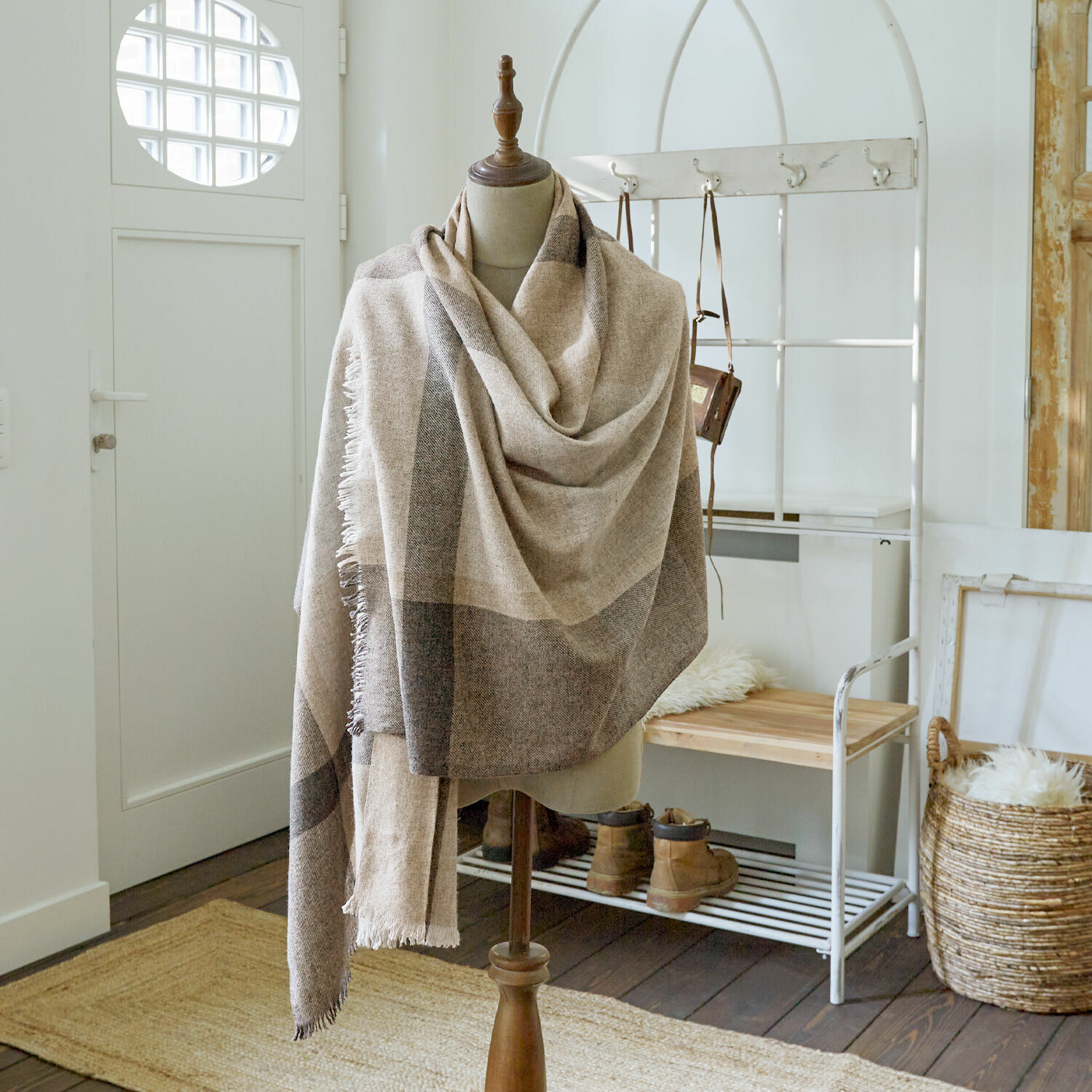 Étole Dénarine Écharpe beige et grise en tissu doux sur mannequin dans un intérieur clair avec parquet en bois