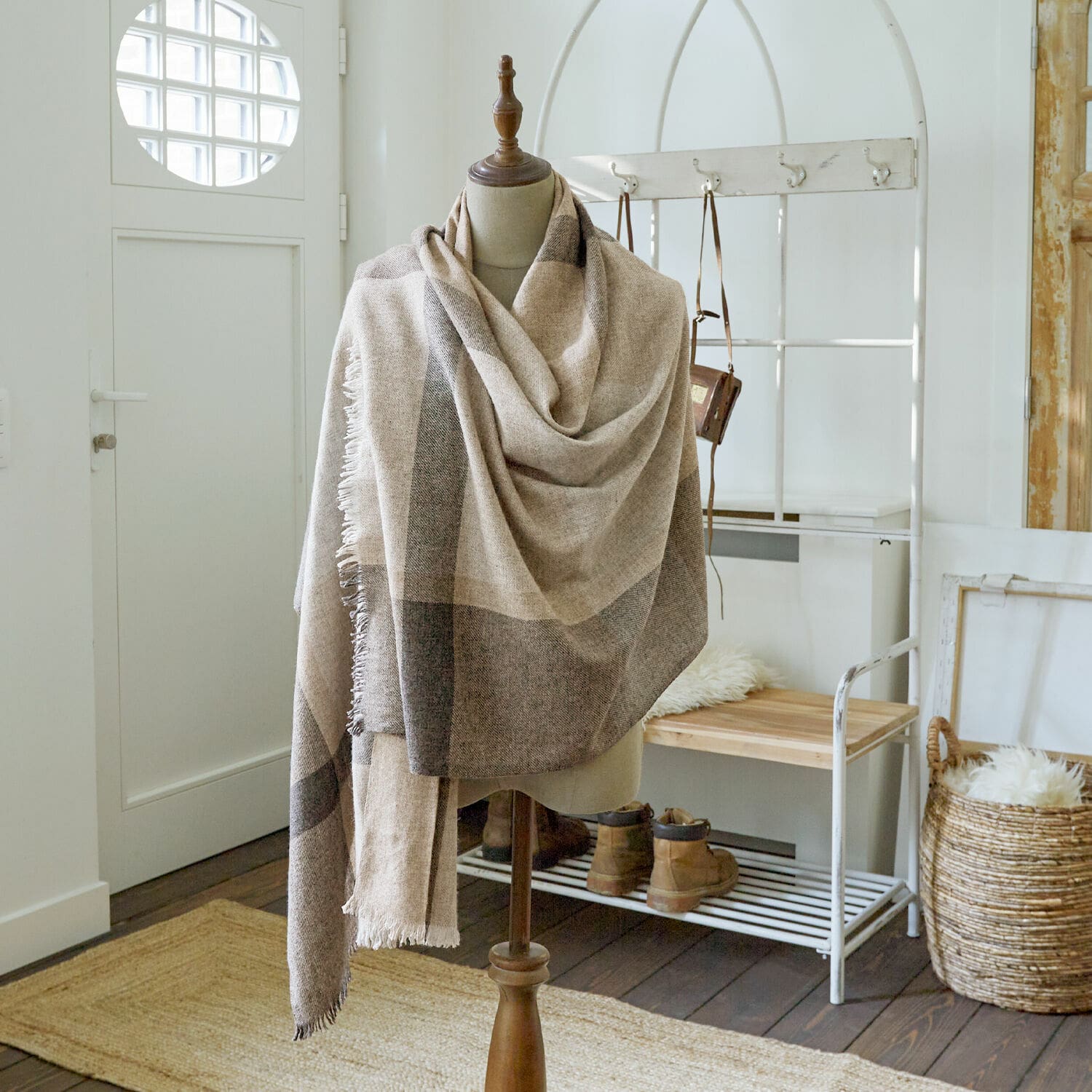 Étole Dénarine Écharpe beige et grise en tissu doux sur mannequin dans un intérieur clair avec parquet en bois