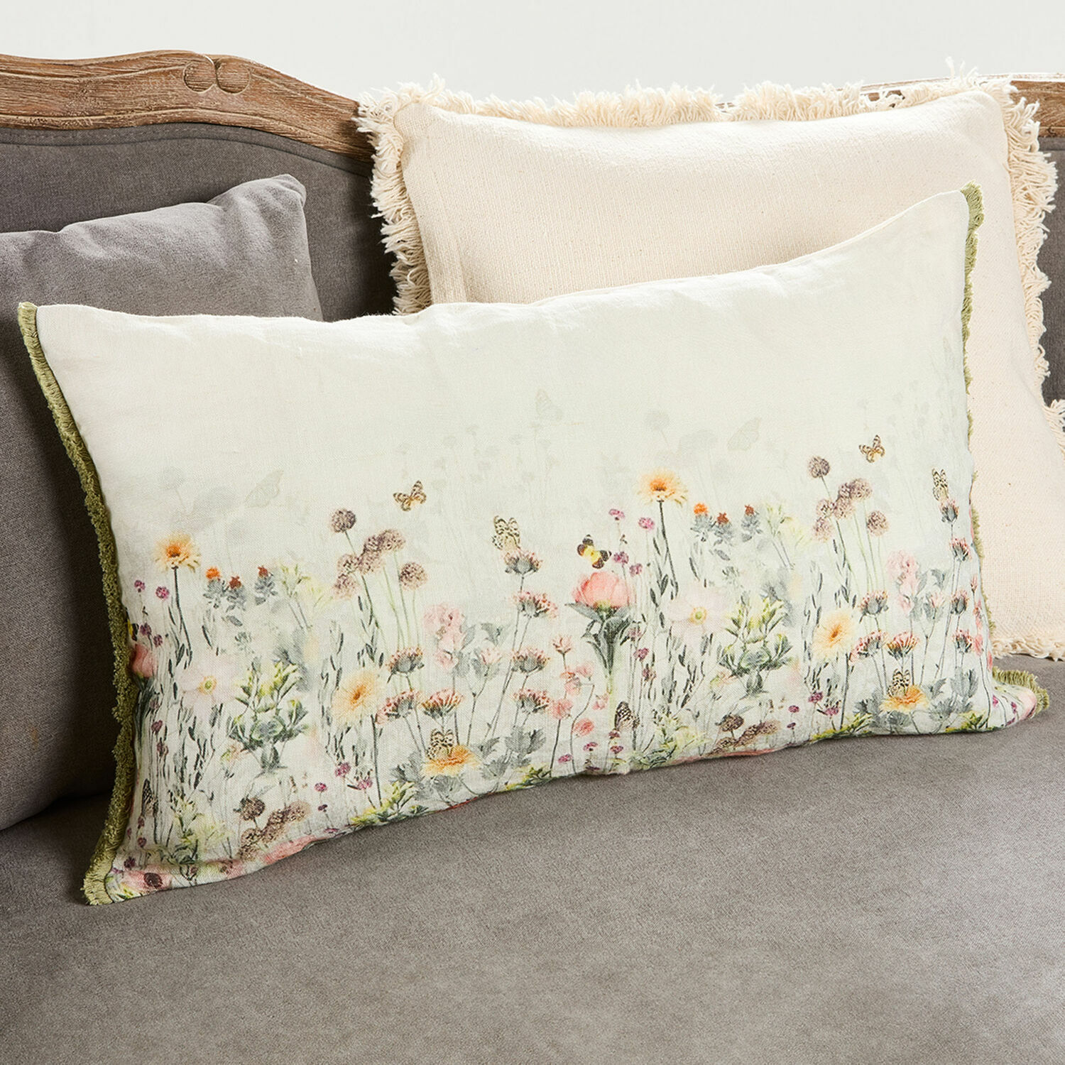 Housse de coussin Yseline Coussin décoratif rectangulaire en coton crème avec imprimé floral et papillons pour salon