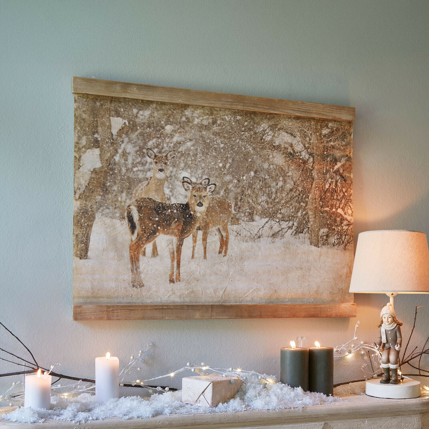 Tableau Trenaya Tableau toile avec cerfs en forêt enneigée, décoration hivernale avec lampe et bougies allumées