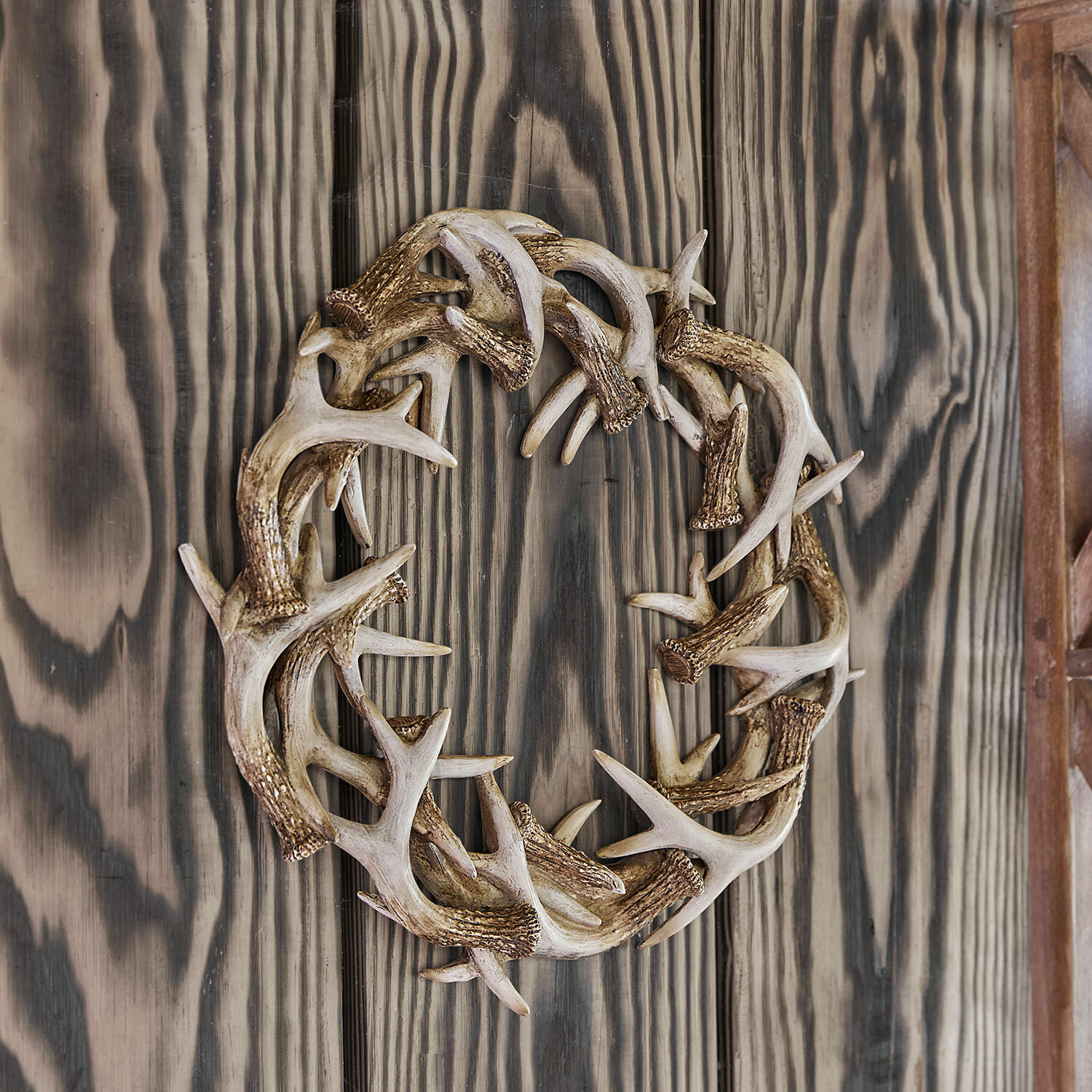 Couronne Inglewood Couronne décorative en imitation bois de cerf couleur naturelle sur fond en bois, décoration murale rustique