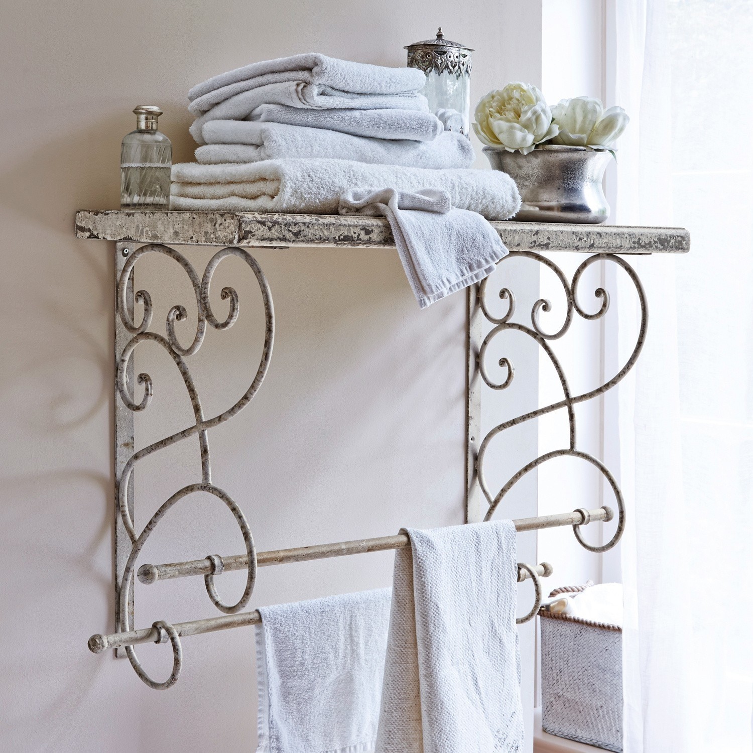 Porte-serviettes Lacelle Porte-serviettes mural en métal blanc vieilli avec étagère, style vintage pour salle de bain élégante