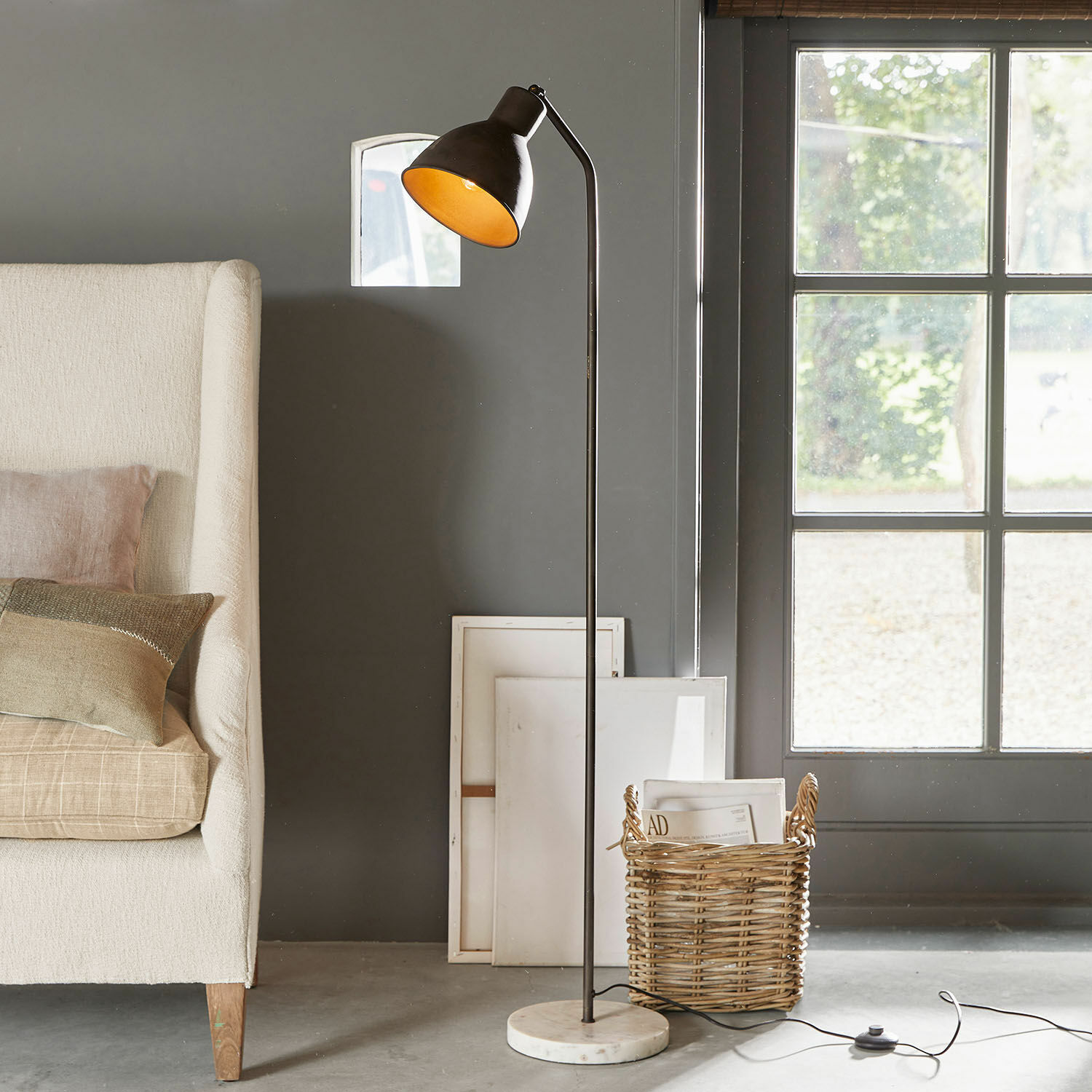 Lampadaire Mockville Lampadaire en métal noir avec base en marbre blanc, design moderne pour salon lumineux