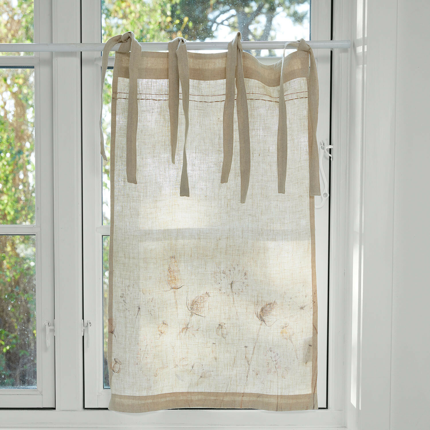Brise-bise Bellérine Rideau en lin beige avec motif floral discret et liens pour fixation sur la fenêtre