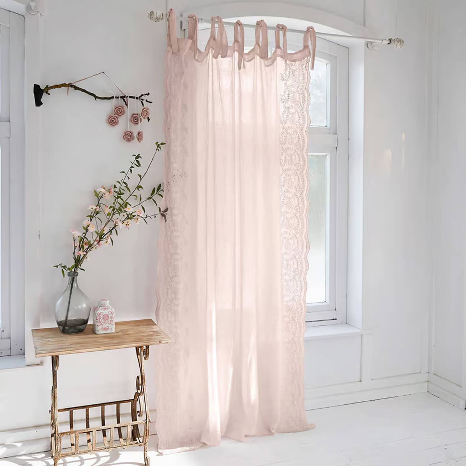 Rideau rose pâle en tissu léger avec bordure en dentelle et attaches, décoration élégante pour fenêtres