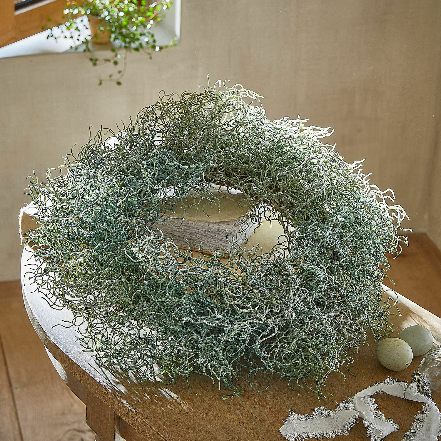 Couronne Yuliven Couronne décorative en mousse verte posée sur une table en bois, décoration naturelle intérieure