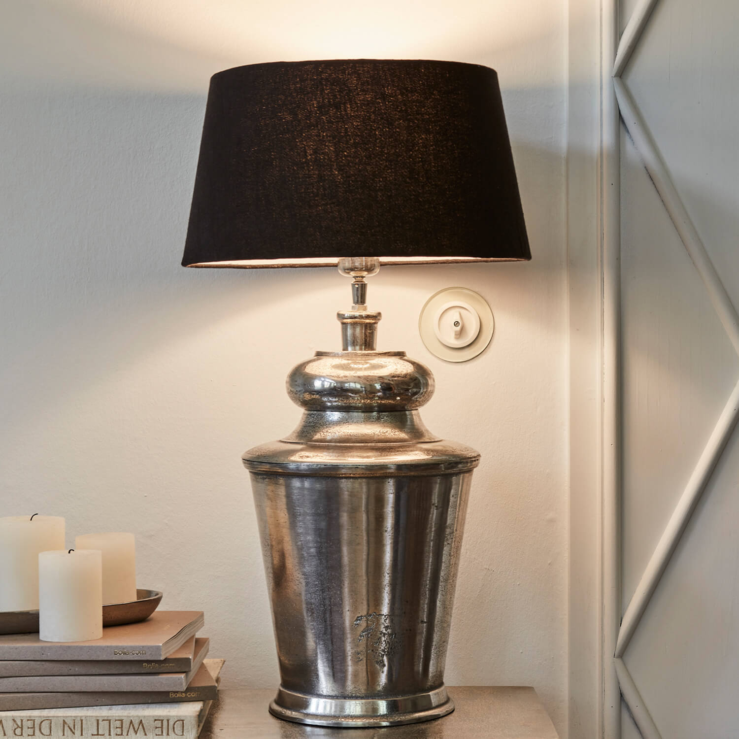 Lampe de table avec base en métal argenté et abat-jour noir, éclairage décoratif intérieur