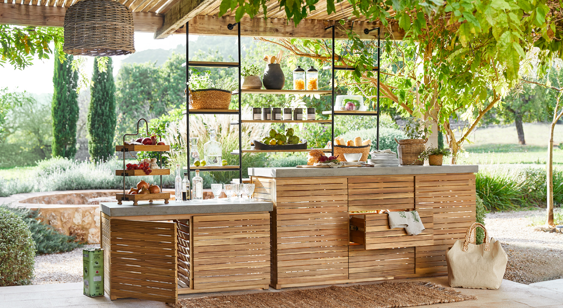 Meuble de jardin en bois avec plan de travail en béton et étagères métalliques, mobilier naturel